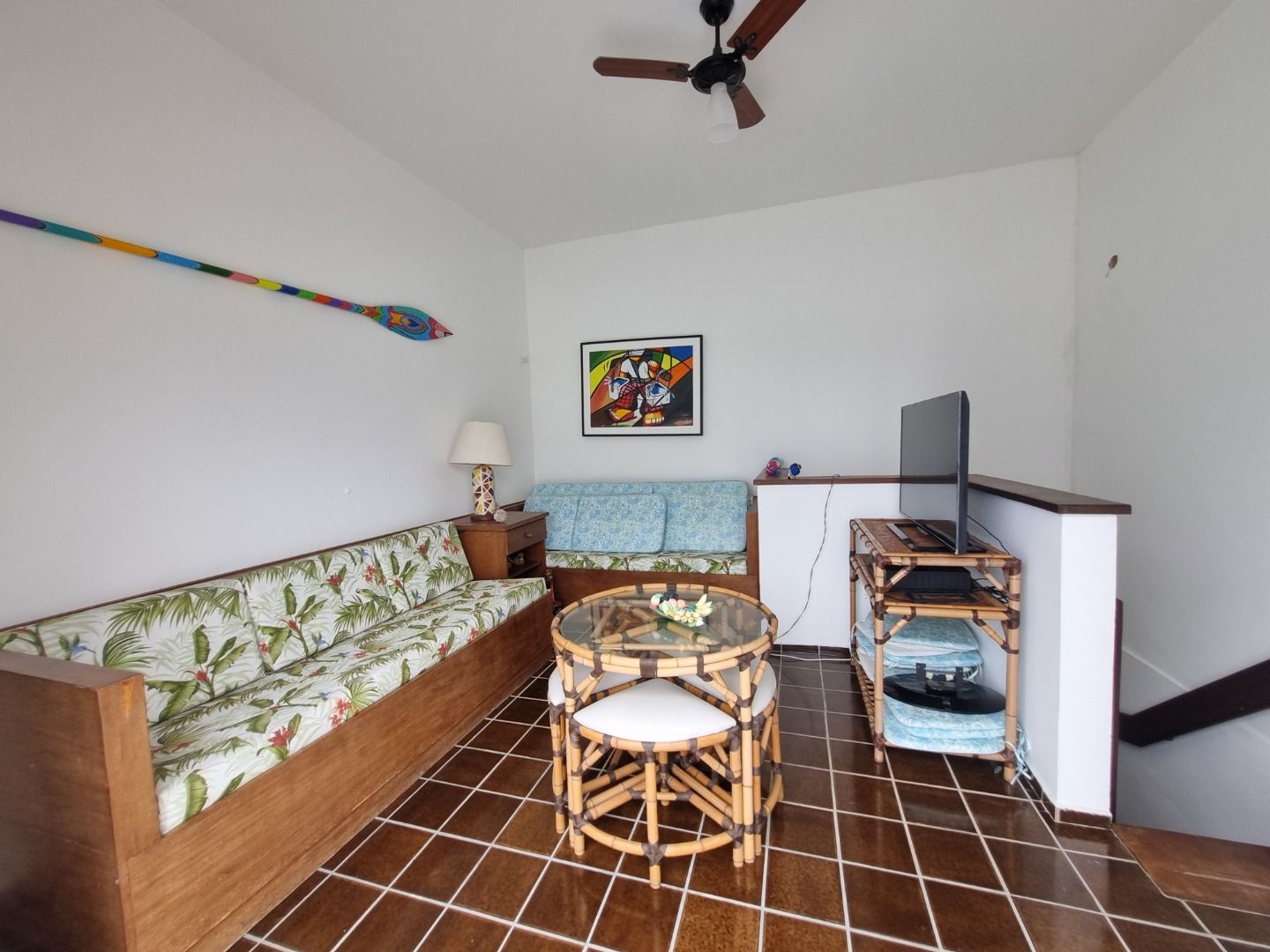 Cobertura na Estância Balneária Belmira Nova em Peruíbe com vista para o mar, sacada ampla, três dormitórios e localização a 200 metros da praia.