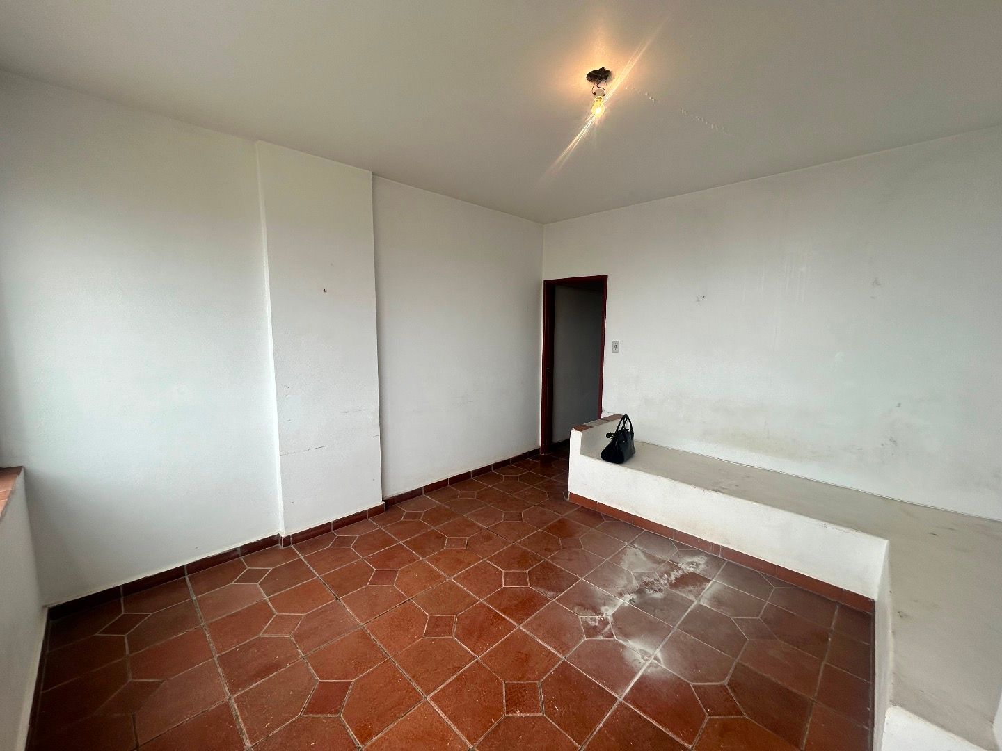 Apartamento no Centro de Peruíbe, com 43 m², 1 dormitório, varanda com vista para o mar e portaria 24 horas.