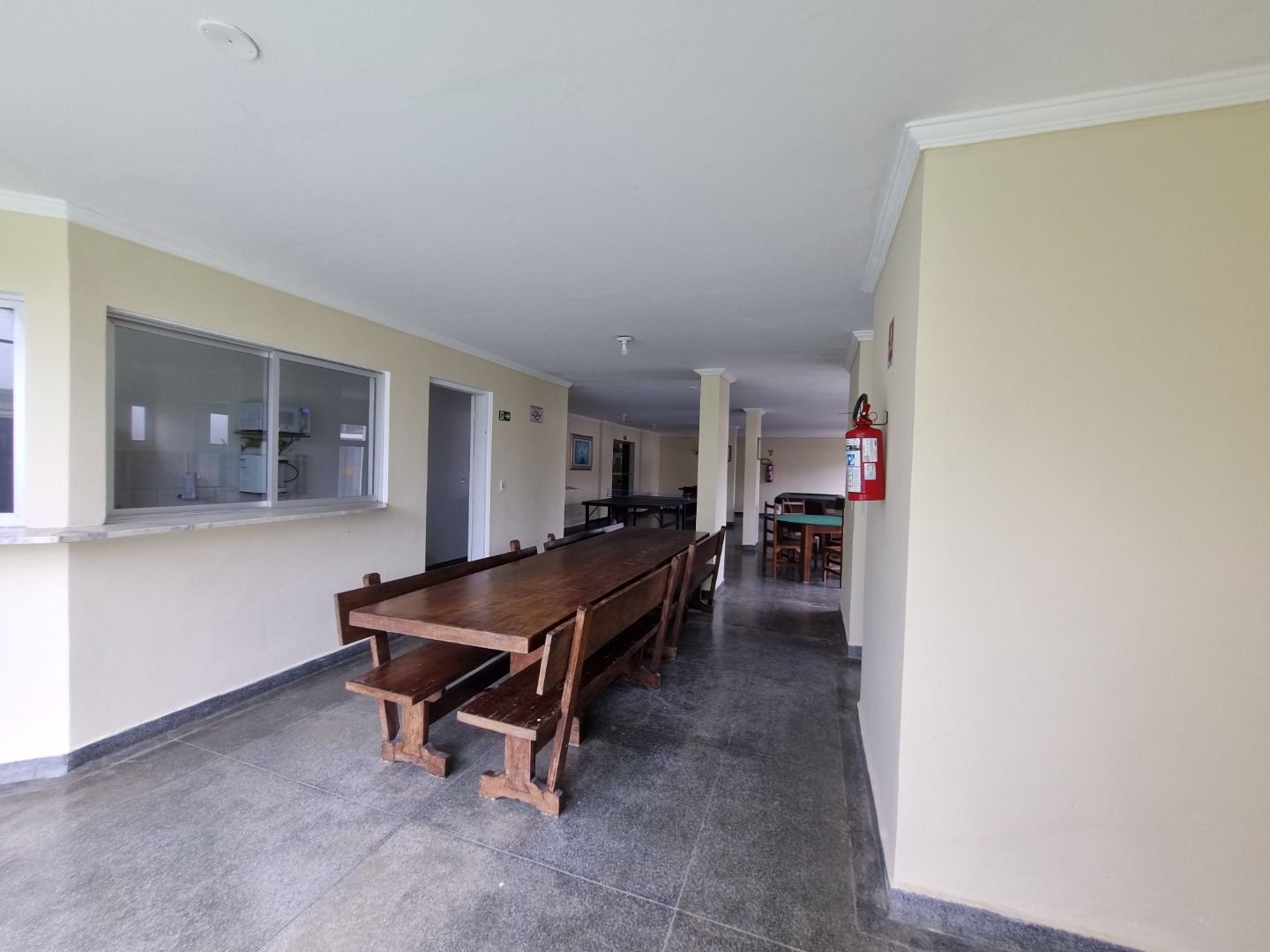 Cobertura na Estância Balneária Belmira Nova em Peruíbe com vista para o mar, sacada ampla, três dormitórios e localização a 200 metros da praia.