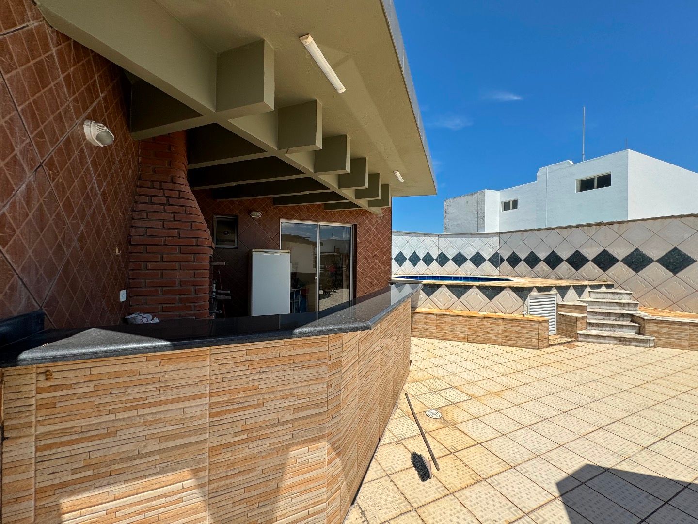 Cobertura no Balneário São João Batista, em Peruíbe, com 3 dormitórios, piscina privativa, sacada com vista para o mar e duas vagas de garagem.