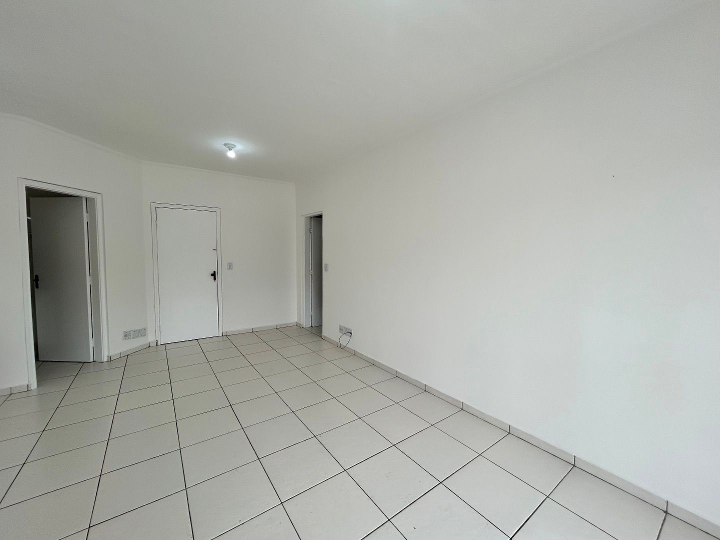 Apartamento no Balneário Três Marias, em Peruíbe, com 2 dormitórios, suíte, varanda integrada, condomínio com lazer e ótima localização.