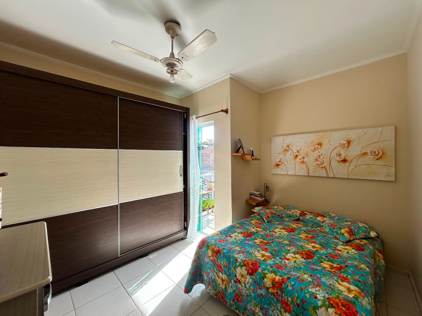 Apartamento na Balneário Stella Maris com 98 m², suíte, varanda, condomínio com piscina e a 500 metros da praia.