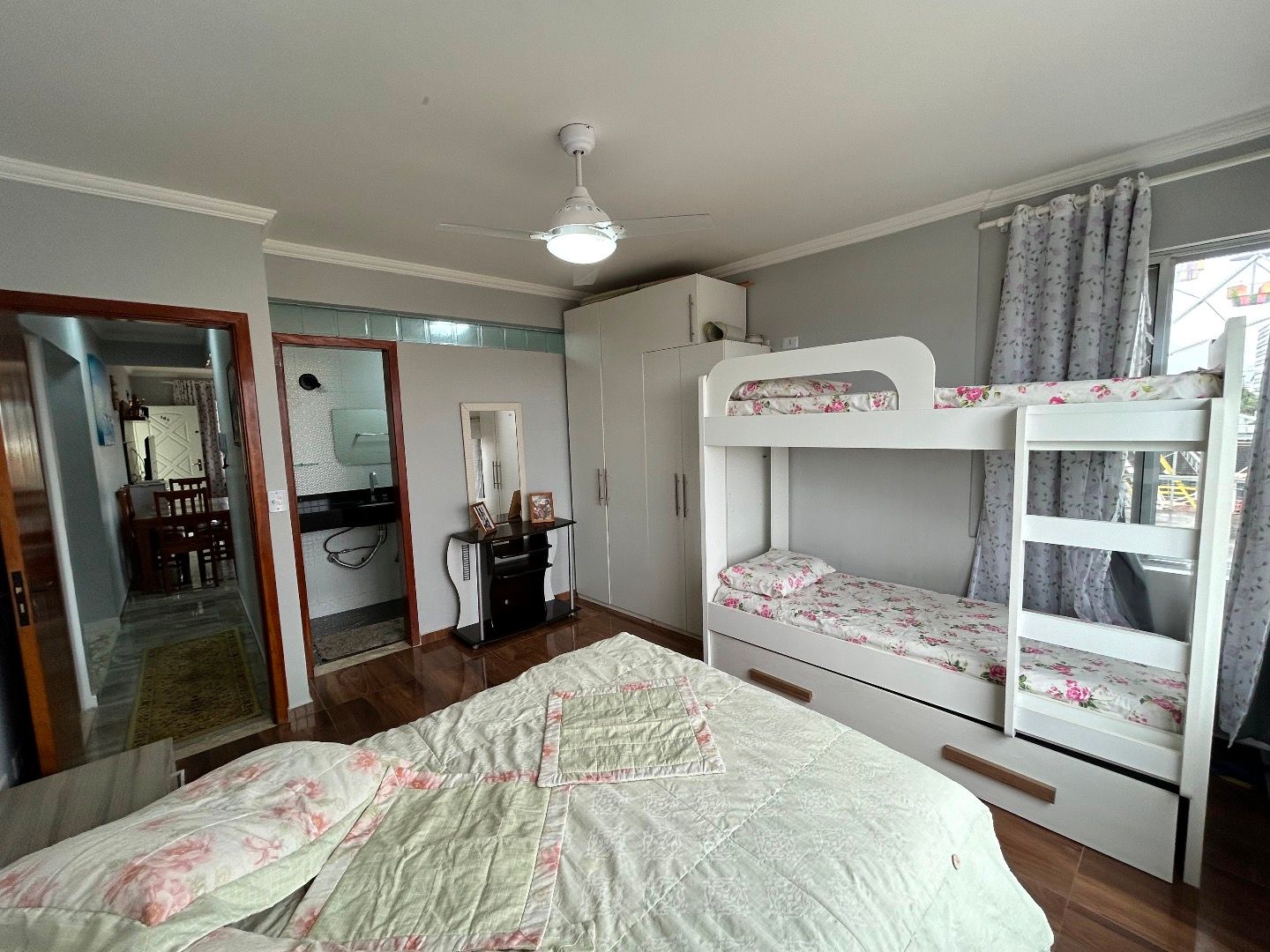 Apartamento no Centro de Peruíbe, com 129 m², 3 dormitórios, 2 suítes, ambientes integrados e vista para o mar.