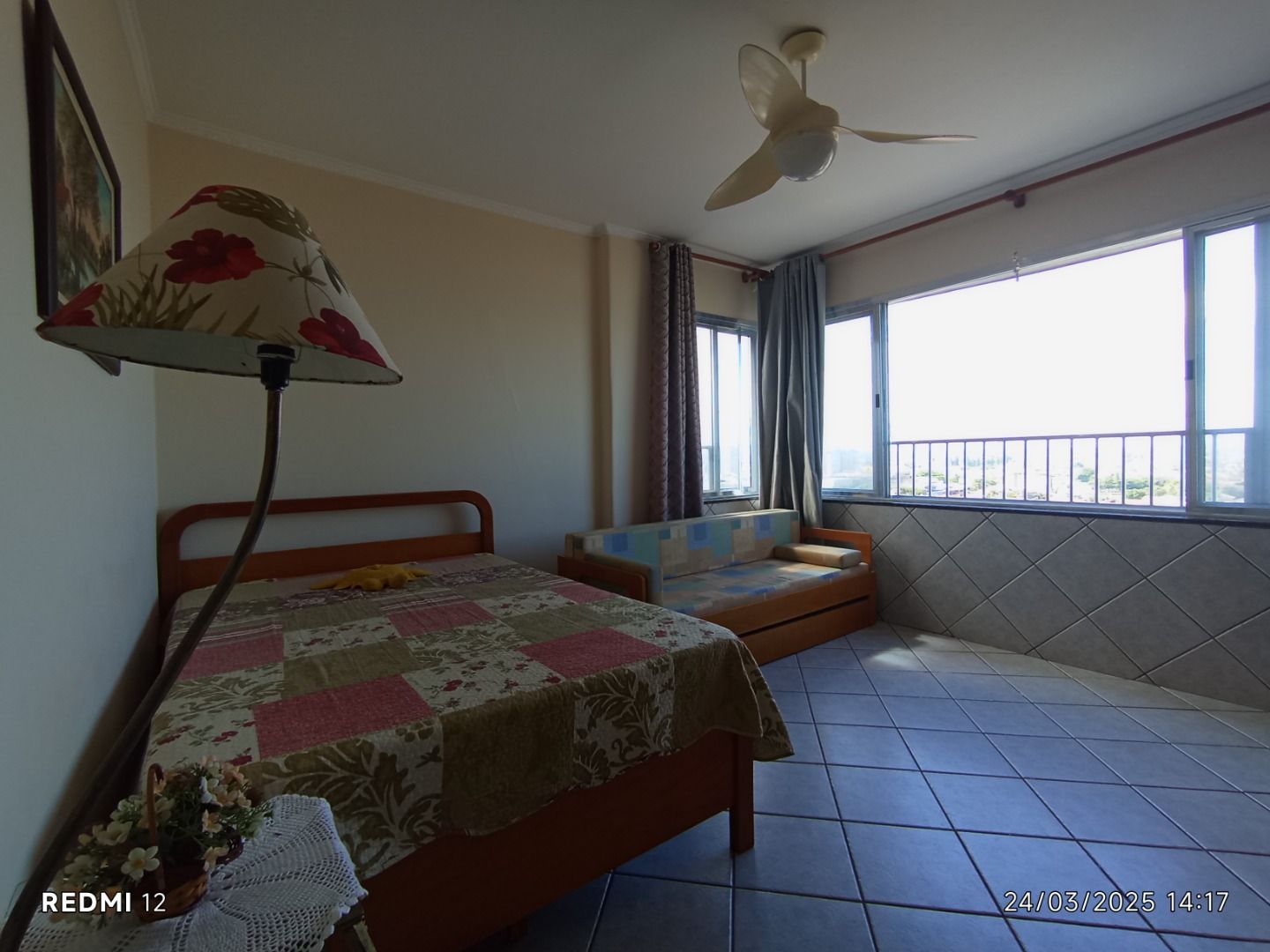 Apartamento no Balneário Stella Maris, em Peruíbe, com vista para o mar, 65 m², cozinha americana e localização privilegiada.