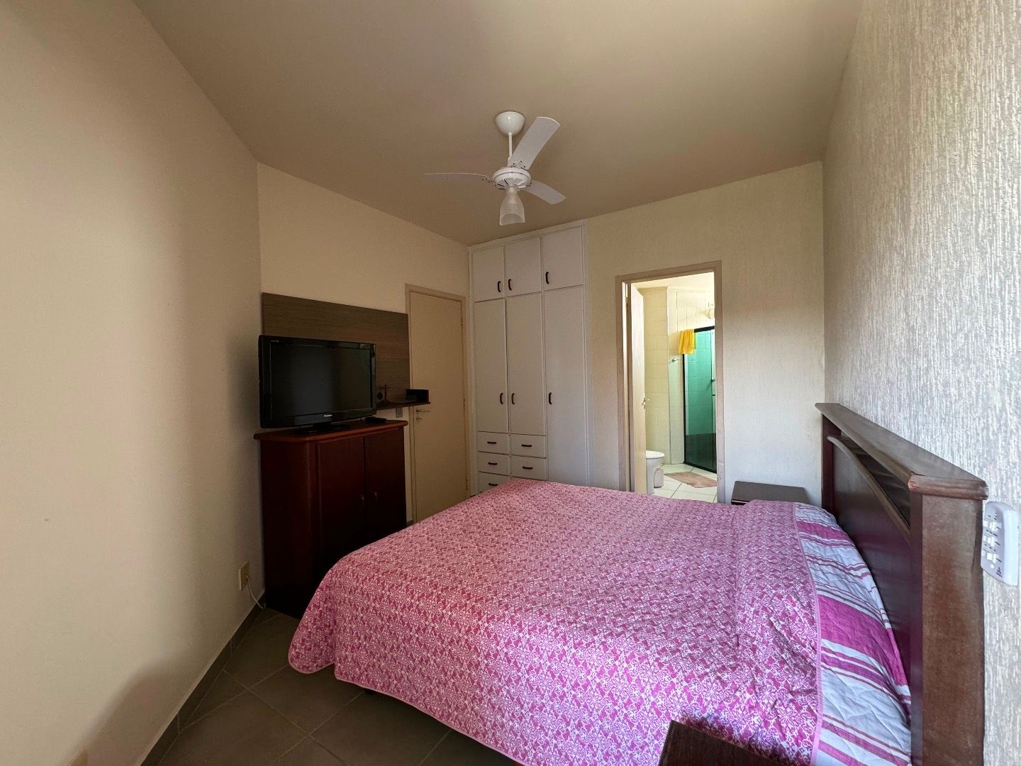 Cobertura no Balneário São João Batista, em Peruíbe, com 3 dormitórios, piscina privativa, sacada com vista para o mar e duas vagas de garagem.