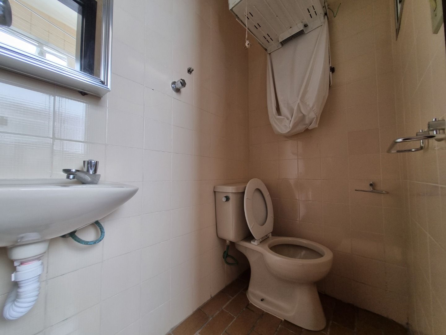 Cobertura na Estância Balneária Belmira Nova em Peruíbe com vista para o mar, sacada ampla, três dormitórios e localização a 200 metros da praia.