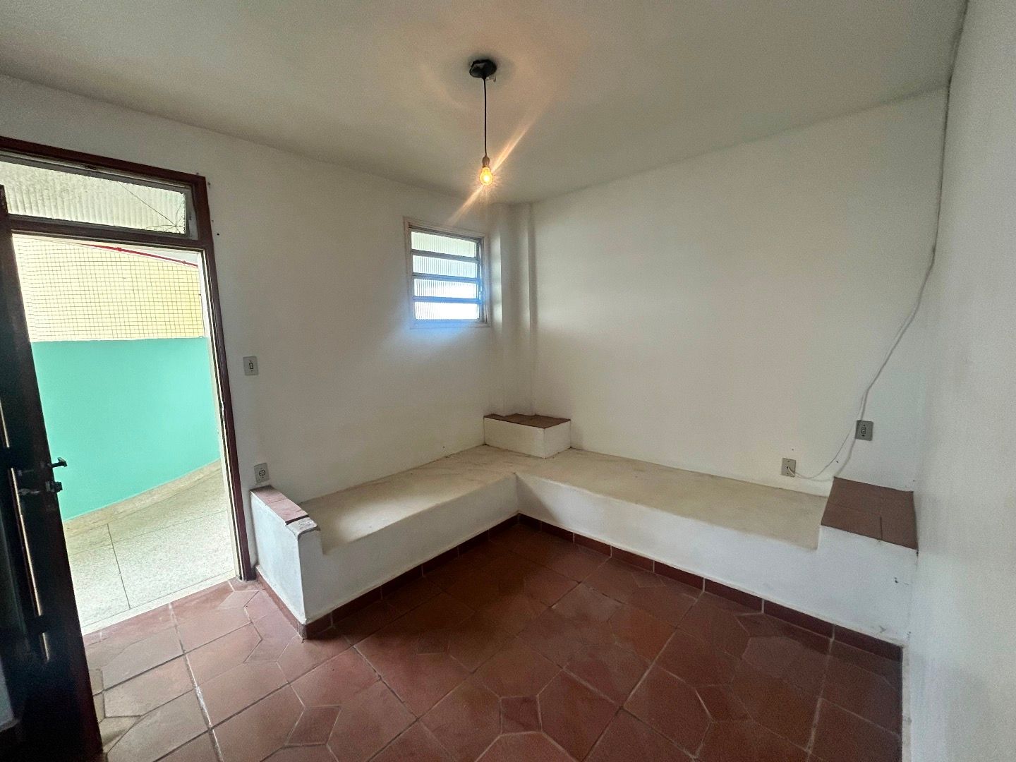 Apartamento no Centro de Peruíbe, com 43 m², 1 dormitório, varanda com vista para o mar e portaria 24 horas.