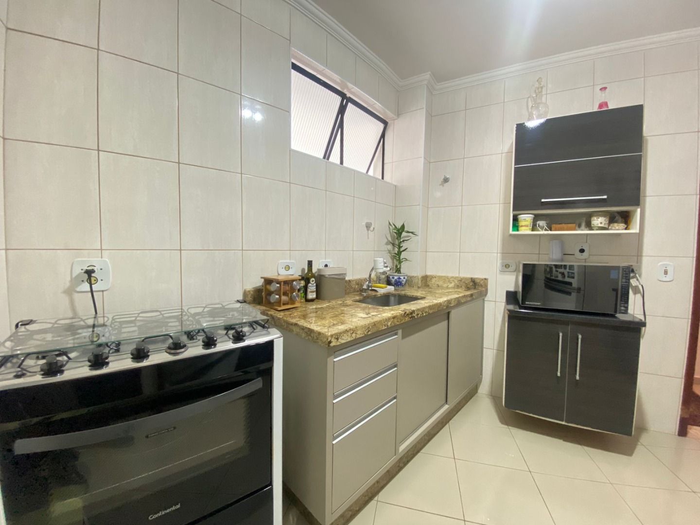 Apartamento no Balneário Samburá, em Peruíbe, com 2 dormitórios, suíte, sacadas com vista para o mar, condomínio com lazer e segurança 24 horas.