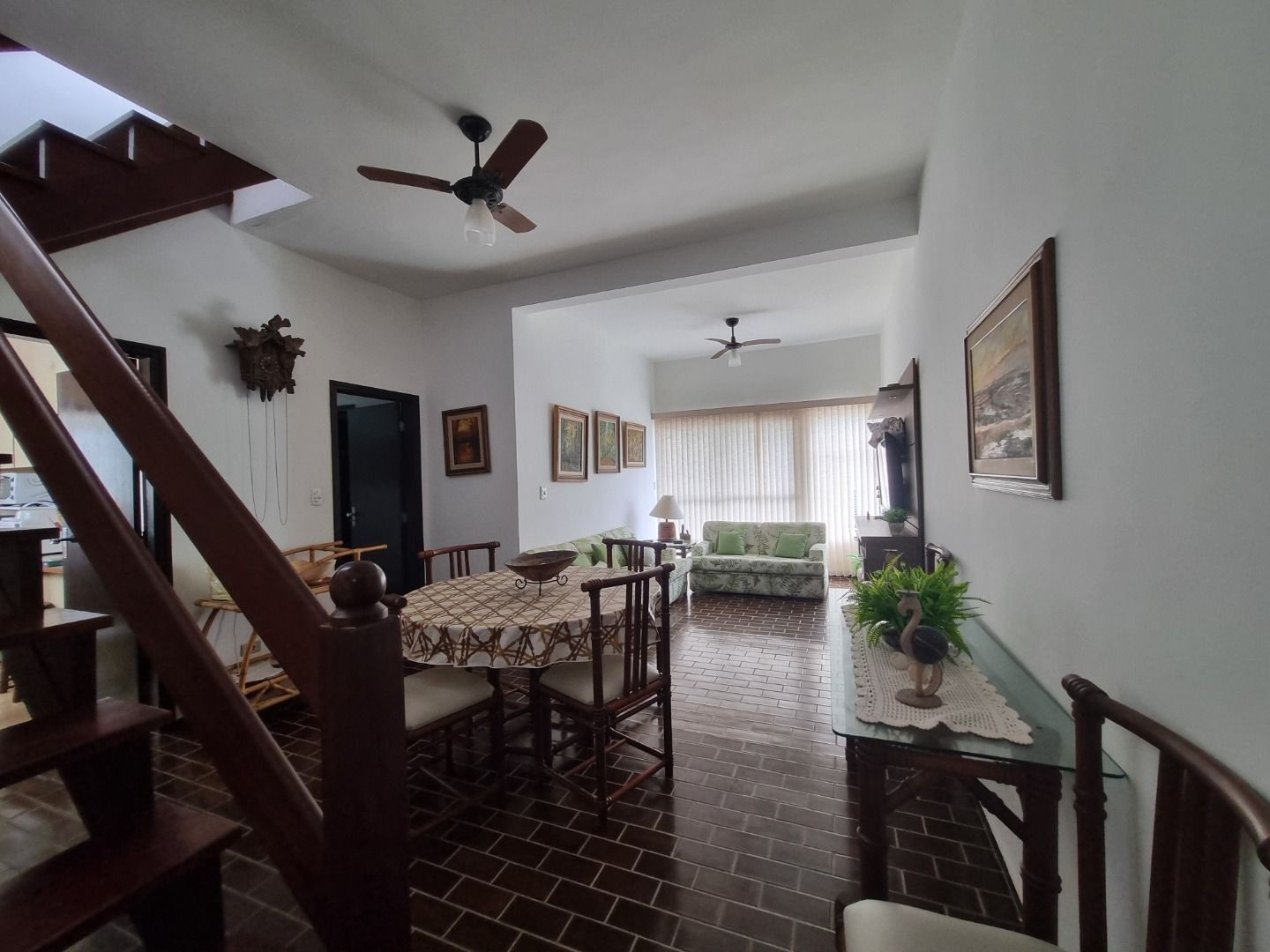 Cobertura na Estância Balneária Belmira Nova em Peruíbe com vista para o mar, sacada ampla, três dormitórios e localização a 200 metros da praia.