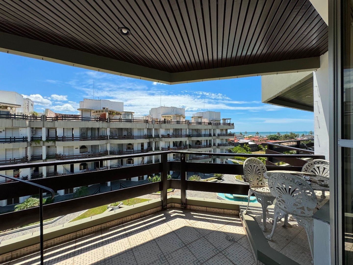 Cobertura no Balneário São João Batista, em Peruíbe, com 3 dormitórios, piscina privativa, sacada com vista para o mar e duas vagas de garagem.