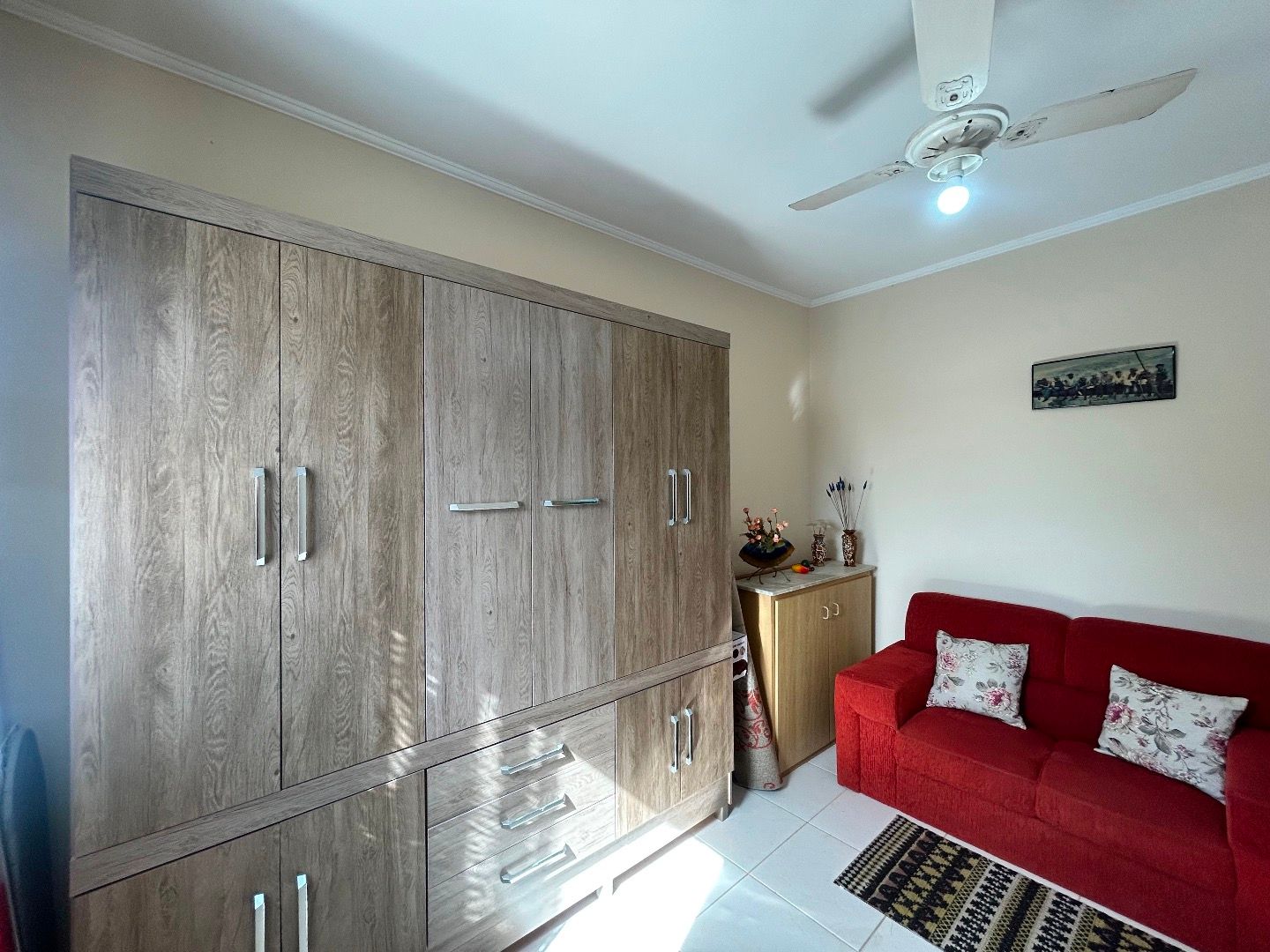 Apartamento na Balneário Stella Maris com 98 m², suíte, varanda, condomínio com piscina e a 500 metros da praia.