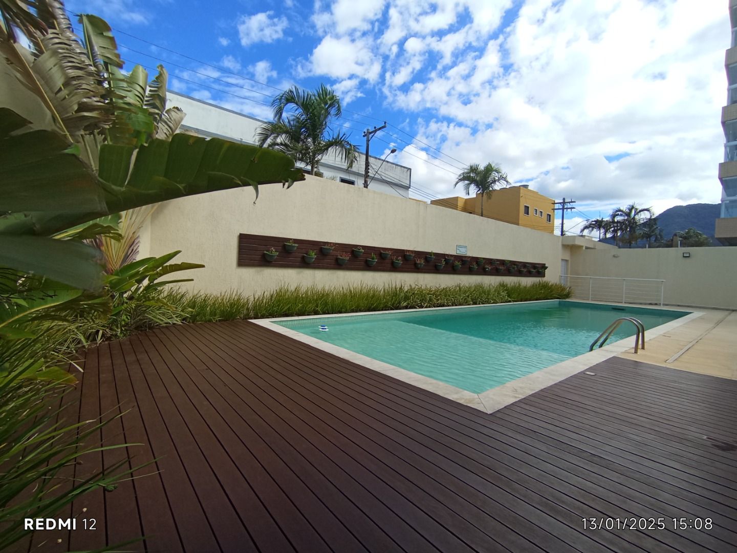 Apartamento duplex no Centro de Peruíbe com 280 m², 4 suítes, varanda gourmet, ofurô e vista permanente para o mar.