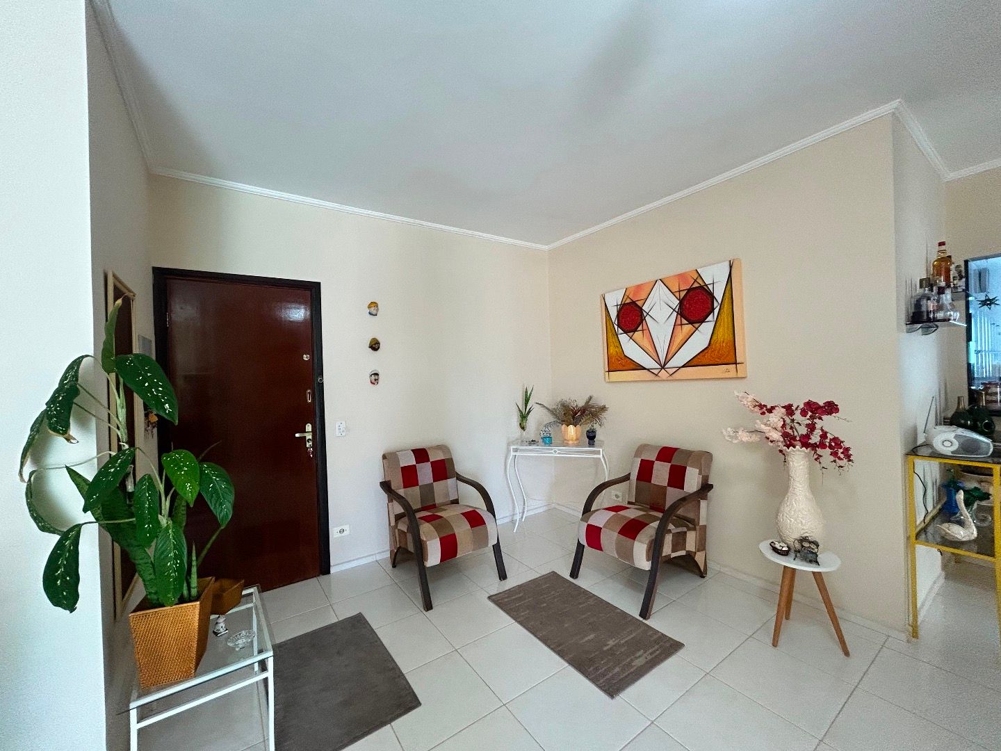 Apartamento na Balneário Stella Maris com 98 m², suíte, varanda, condomínio com piscina e a 500 metros da praia.