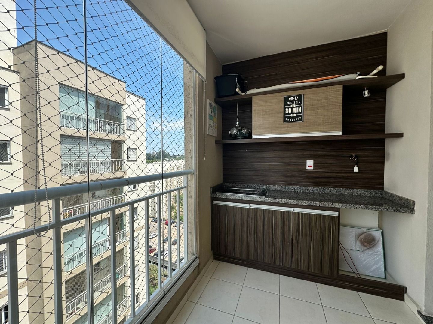 Apartamento no Condomínio Alphaview, em Barueri, com 83 m², suíte, sala ampliada, churrasqueira elétrica e 2 vagas.