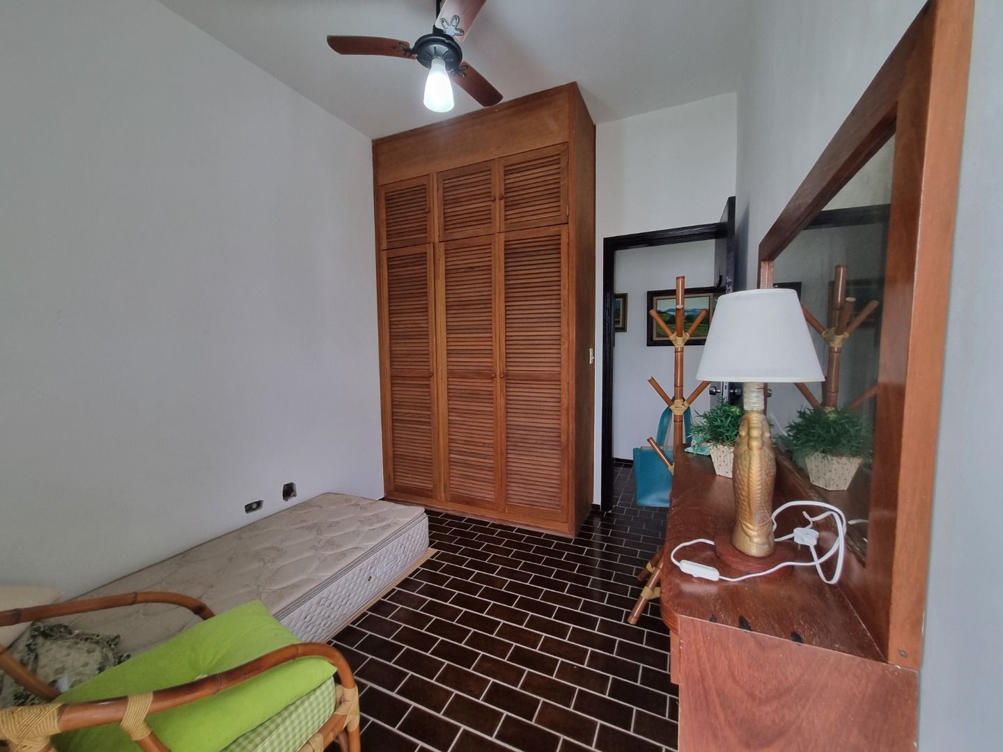 Cobertura na Estância Balneária Belmira Nova em Peruíbe com vista para o mar, sacada ampla, três dormitórios e localização a 200 metros da praia.