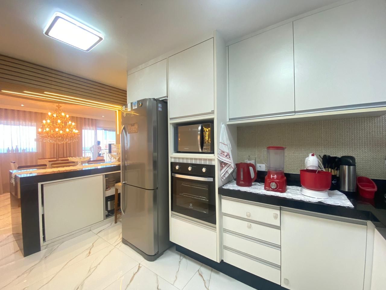 Apartamento no Centro de Peruíbe com 144 m², 3 dormitórios, varanda gourmet com vista para o mar e alto padrão.