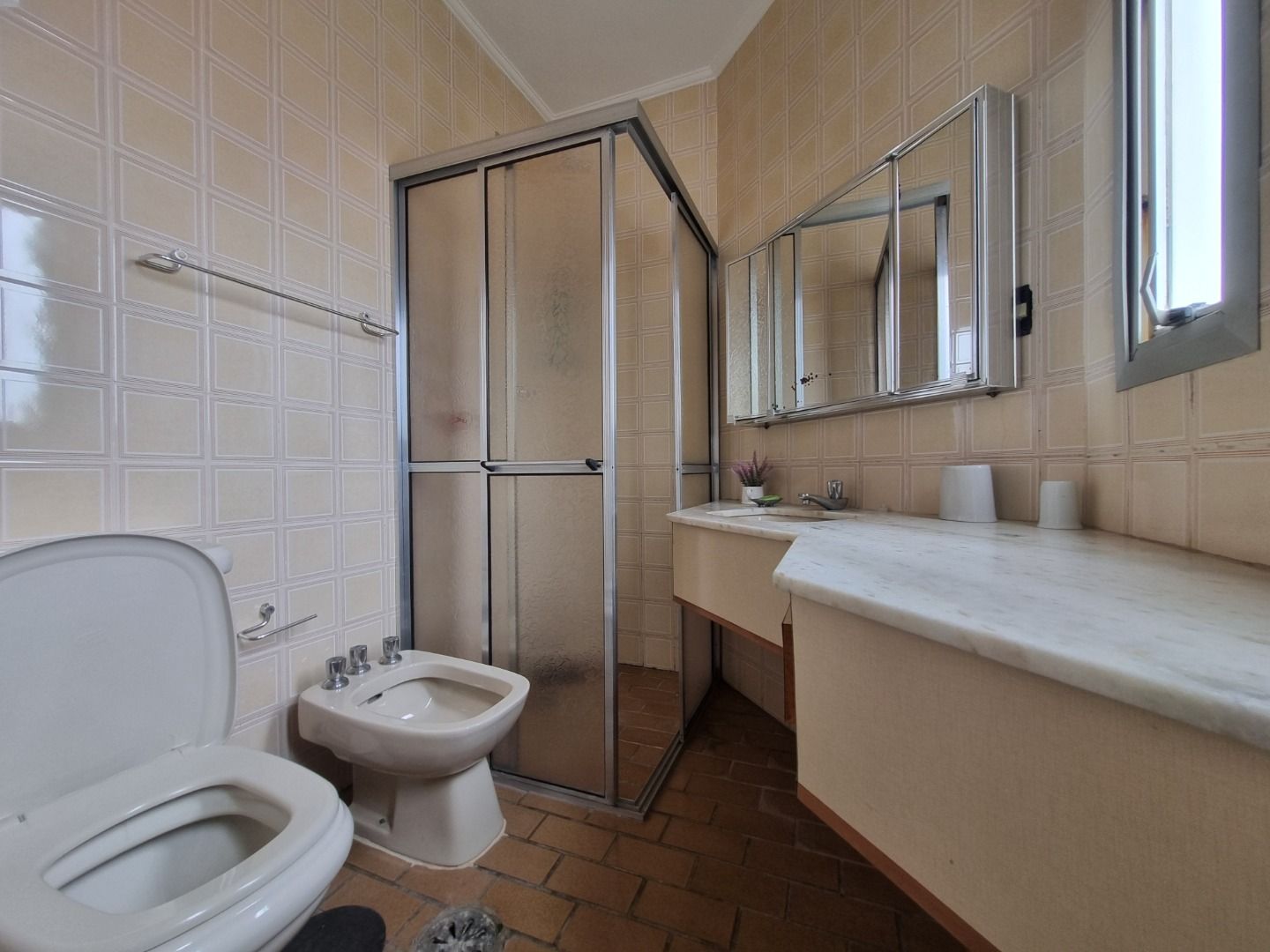 Cobertura na Estância Balneária Belmira Nova em Peruíbe com vista para o mar, sacada ampla, três dormitórios e localização a 200 metros da praia.