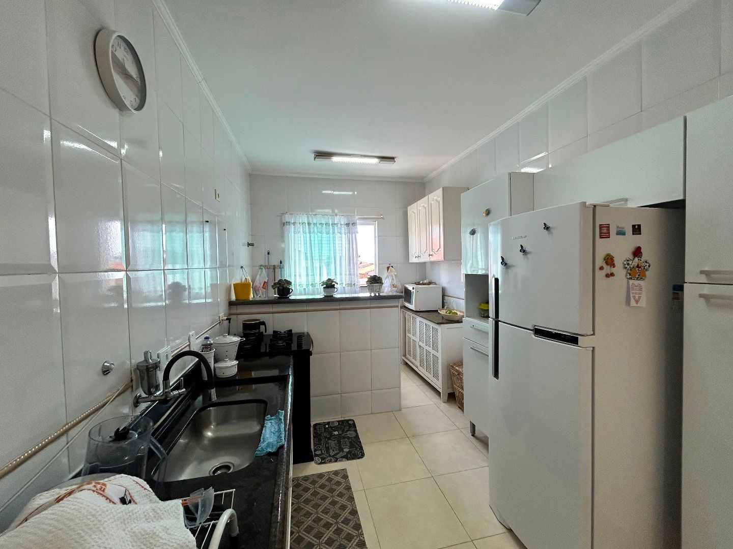 Apartamento na Balneário Stella Maris com 98 m², suíte, varanda, condomínio com piscina e a 500 metros da praia.