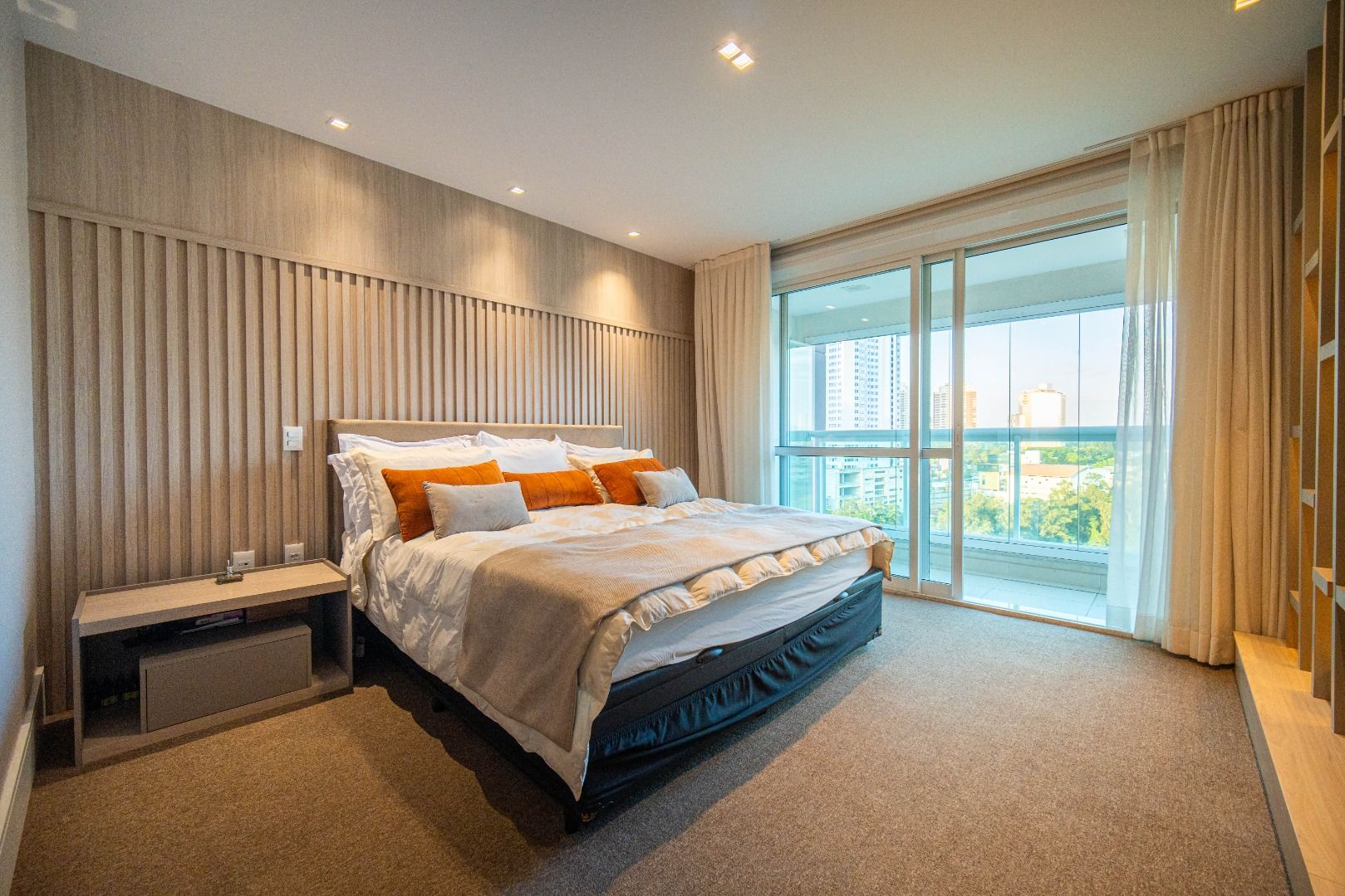 Apartamento em Alphaville Centro de Apoio I, Barueri, com 336 m², 5 suítes, piscina privativa, espaço gourmet, mobiliado e vista para o lago.