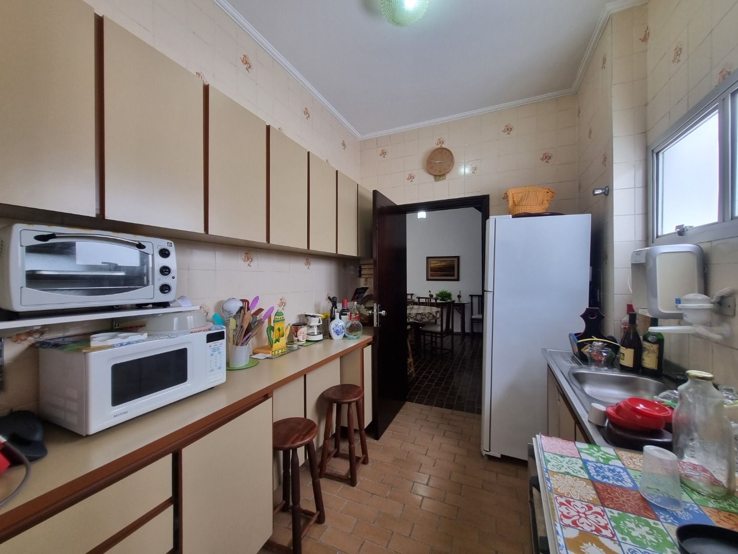 Cobertura na Estância Balneária Belmira Nova em Peruíbe com vista para o mar, sacada ampla, três dormitórios e localização a 200 metros da praia.