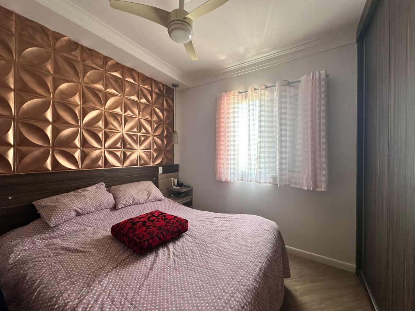 Apartamento no Condomínio Alphaview, em Barueri, com 83 m², suíte, sala ampliada, churrasqueira elétrica e 2 vagas.