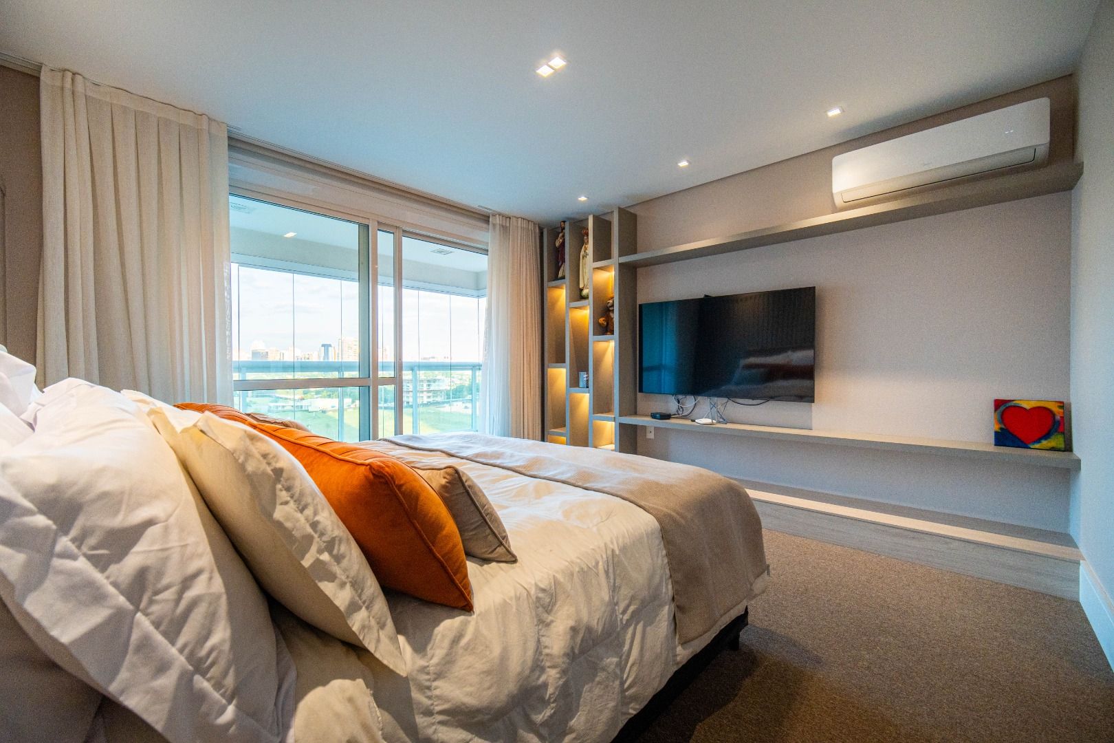 Apartamento em Alphaville Centro de Apoio I, Barueri, com 336 m², 5 suítes, piscina privativa, espaço gourmet, mobiliado e vista para o lago.