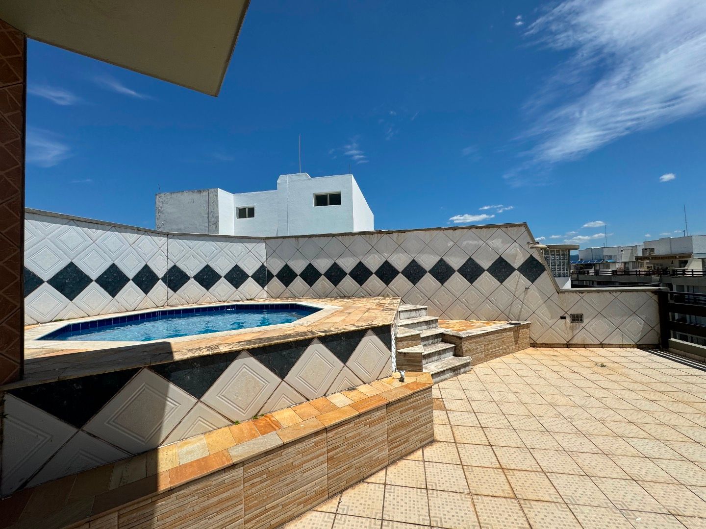 Cobertura no Balneário São João Batista, em Peruíbe, com 3 dormitórios, piscina privativa, sacada com vista para o mar e duas vagas de garagem.