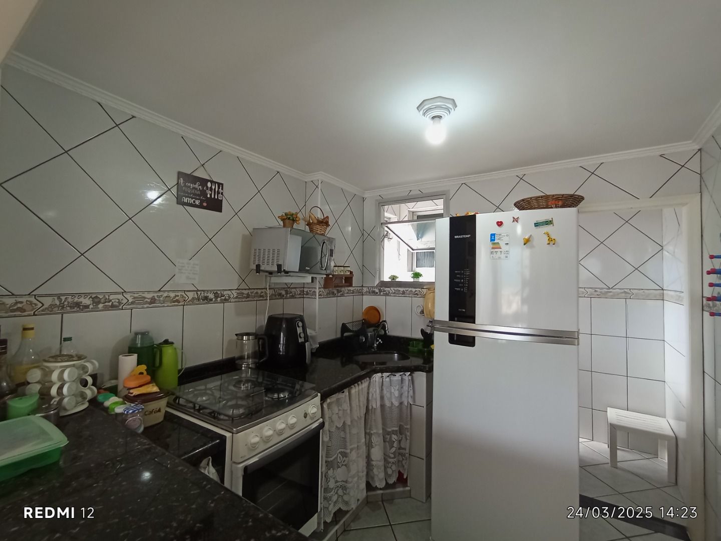 Apartamento no Balneário Stella Maris, em Peruíbe, com vista para o mar, 65 m², cozinha americana e localização privilegiada.