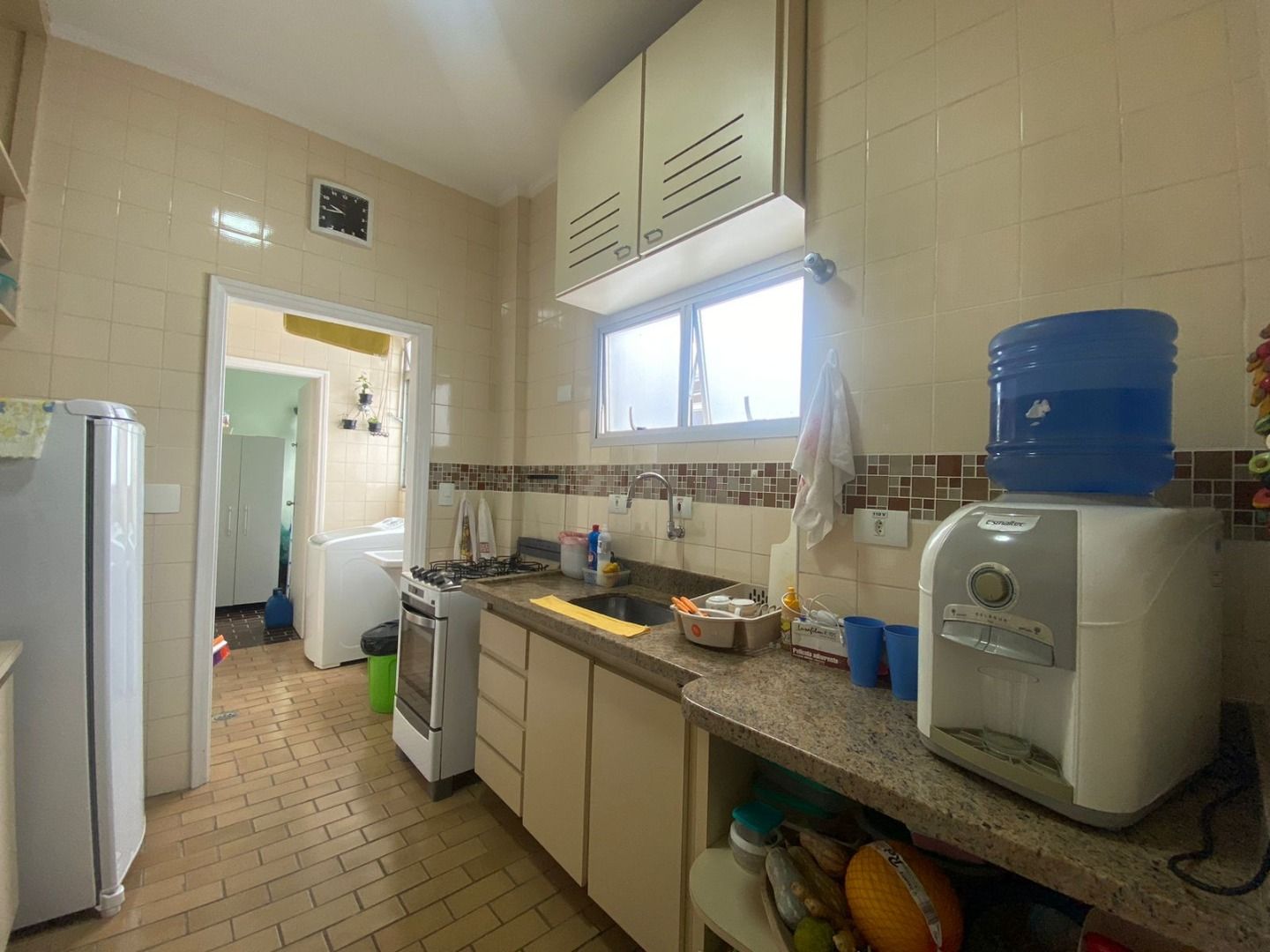 Apartamento na Estância Balneária Belmira Nova em Peruíbe com 3 dormitórios, sacada, vista para o mar e localização a 200 metros da praia.