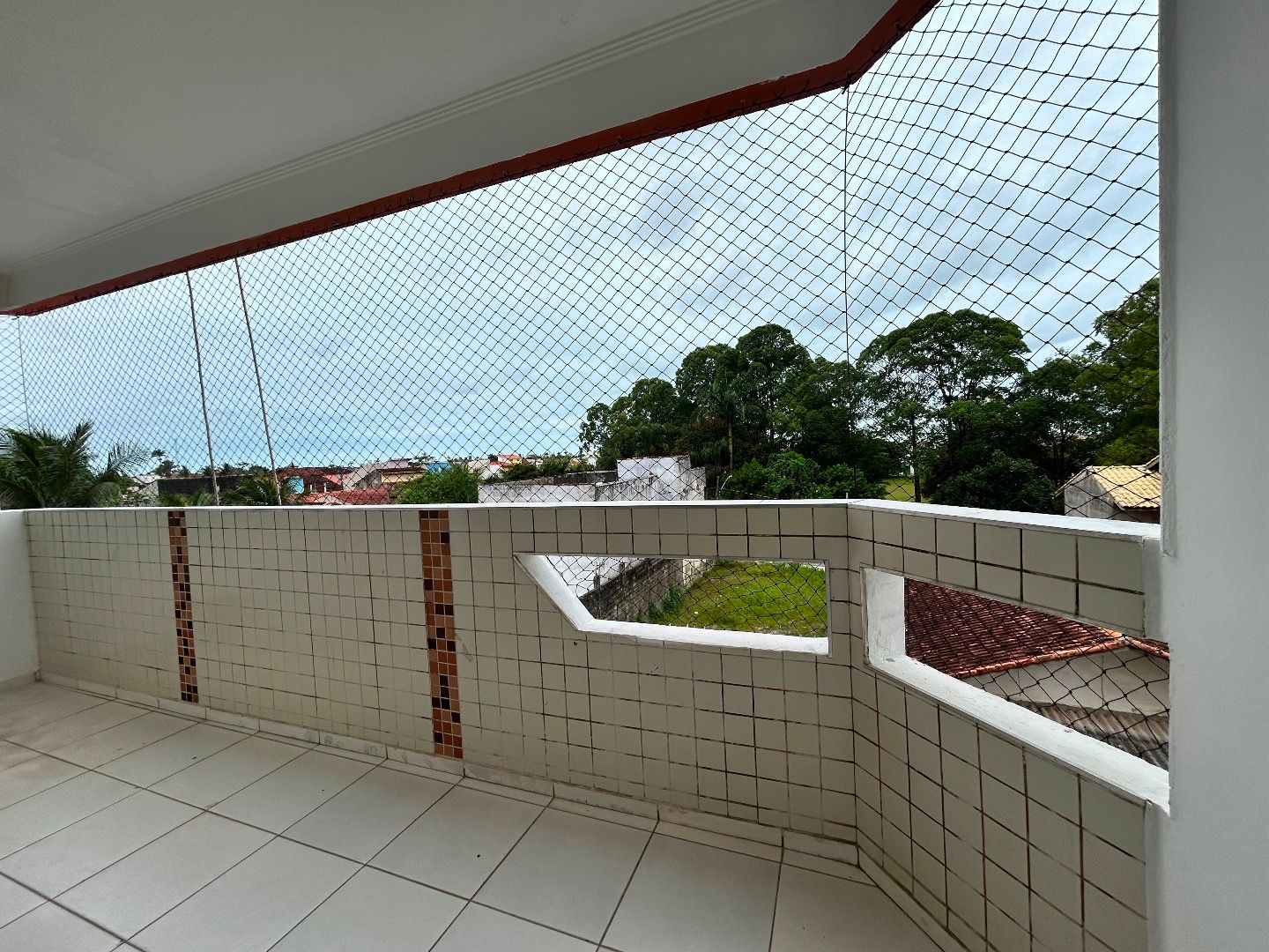 Apartamento no Balneário Três Marias, em Peruíbe, com 2 dormitórios, suíte, varanda integrada, condomínio com lazer e ótima localização.