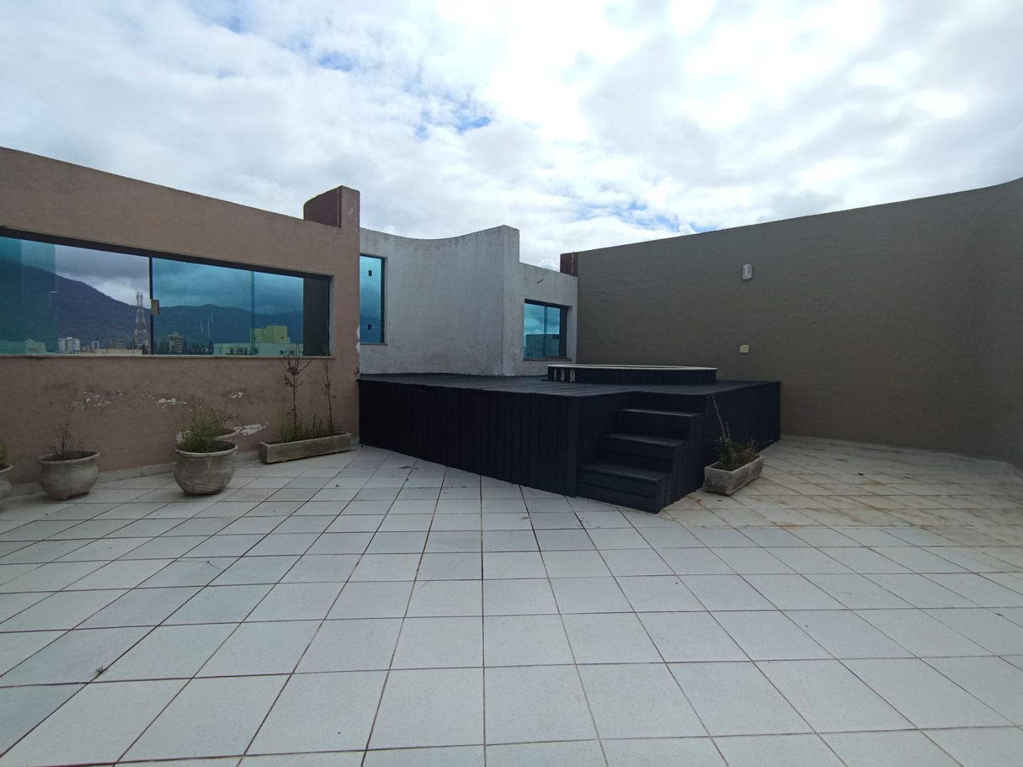 Cobertura duplex no Balneário Stella Maris, em Peruíbe, com 264 m², 3 dormitórios, suíte, jacuzzi, churrasqueira e área de lazer privativa.