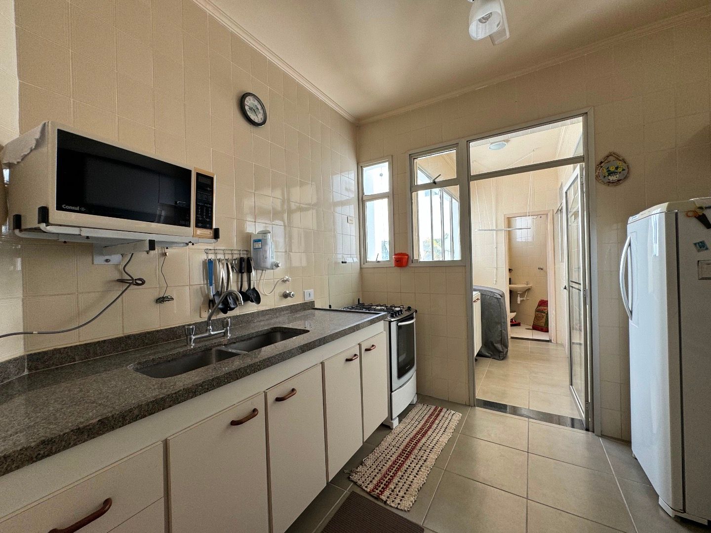 Cobertura no Balneário São João Batista, em Peruíbe, com 3 dormitórios, piscina privativa, sacada com vista para o mar e duas vagas de garagem.