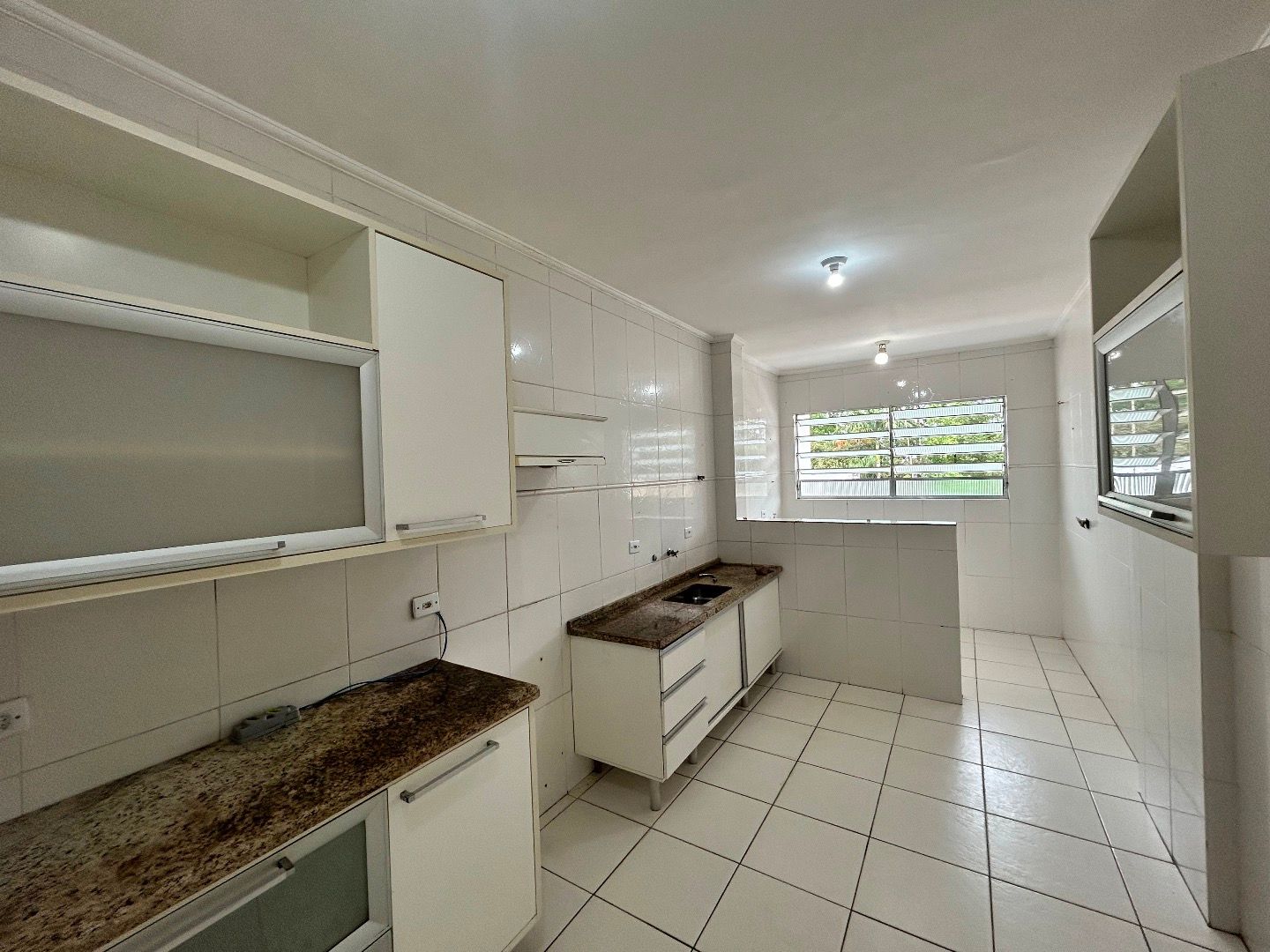 Apartamento no Balneário Três Marias, em Peruíbe, com 2 dormitórios, suíte, varanda integrada, condomínio com lazer e ótima localização.