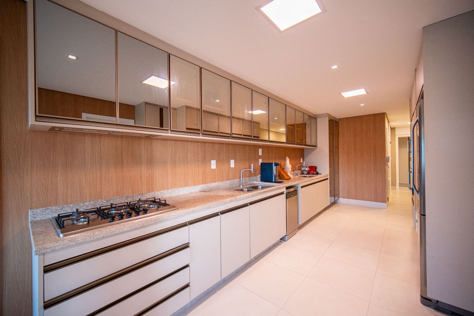 Apartamento em Alphaville Centro de Apoio I, Barueri, com 336 m², 5 suítes, piscina privativa, espaço gourmet, mobiliado e vista para o lago.