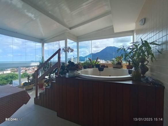 Apartamento duplex no Centro de Peruíbe com 280 m², 4 suítes, varanda gourmet, ofurô e vista permanente para o mar.