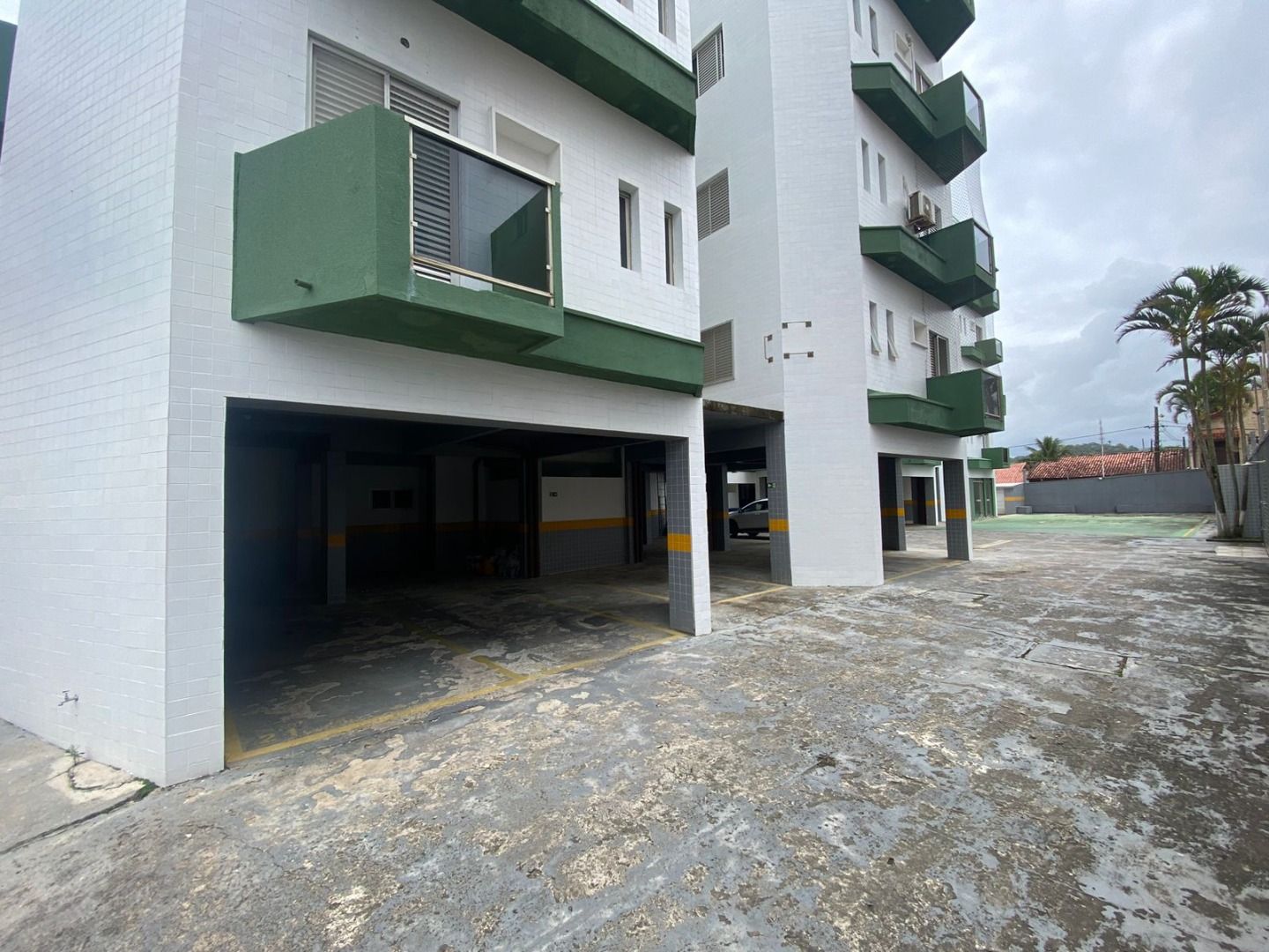 Cobertura na Estância Balneária Belmira Nova em Peruíbe com vista para o mar, sacada ampla, três dormitórios e localização a 200 metros da praia.