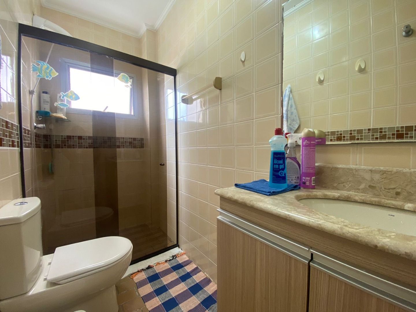 Apartamento na Estância Balneária Belmira Nova em Peruíbe com 3 dormitórios, sacada, vista para o mar e localização a 200 metros da praia.