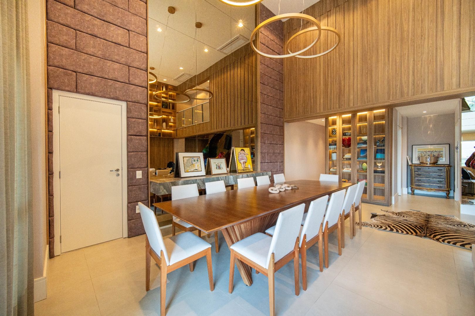 Apartamento em Alphaville Centro de Apoio I, Barueri, com 336 m², 5 suítes, piscina privativa, espaço gourmet, mobiliado e vista para o lago.