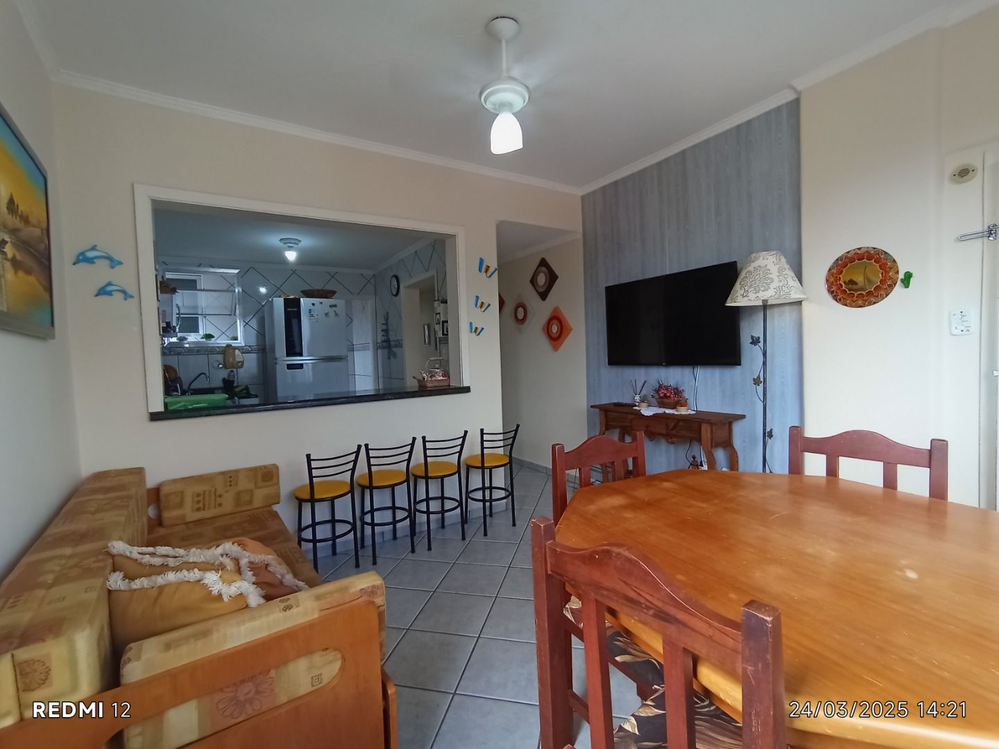 Apartamento no Balneário Stella Maris, em Peruíbe, com vista para o mar, 65 m², cozinha americana e localização privilegiada.