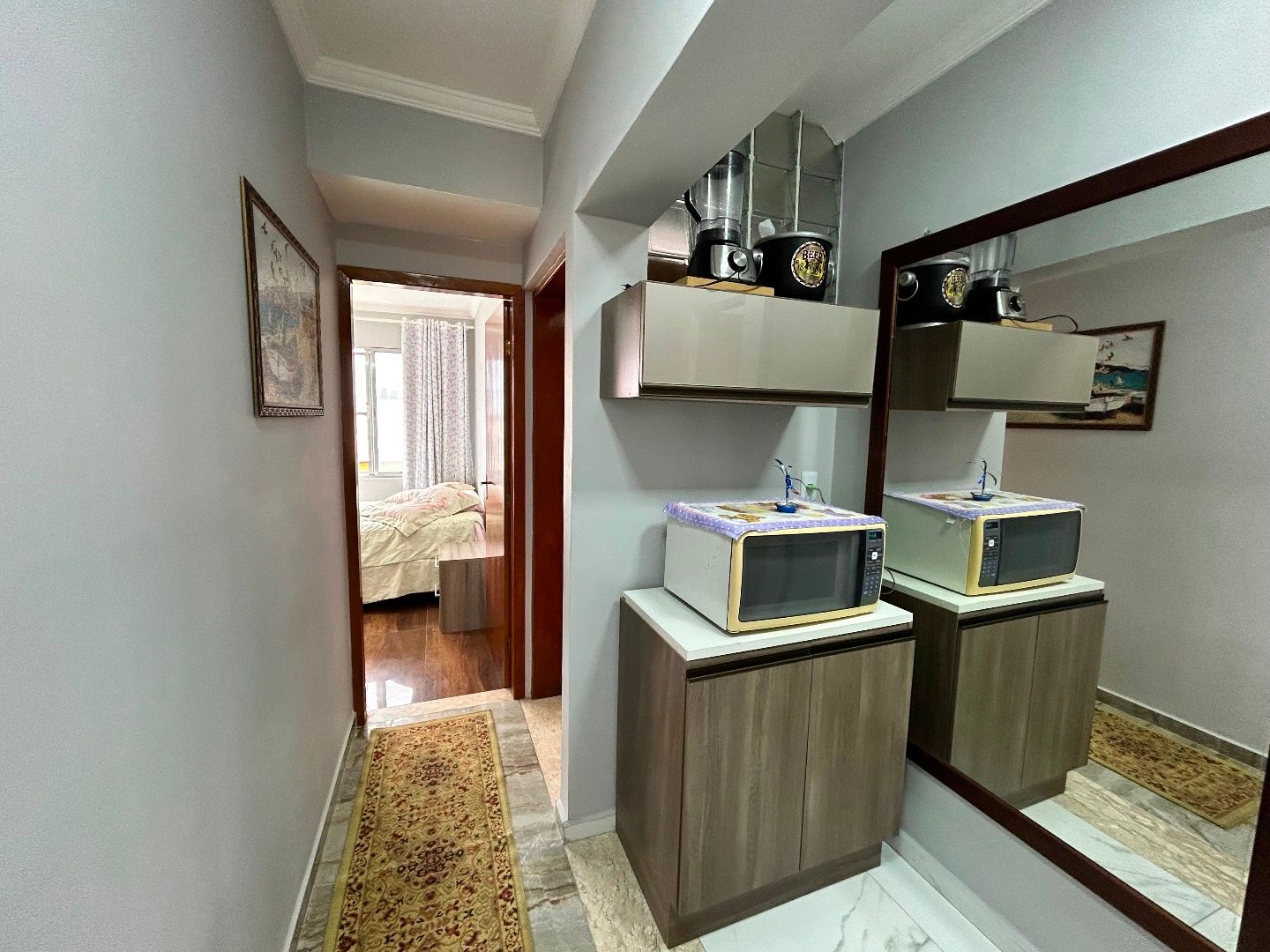 Apartamento no Centro de Peruíbe, com 129 m², 3 dormitórios, 2 suítes, ambientes integrados e vista para o mar.