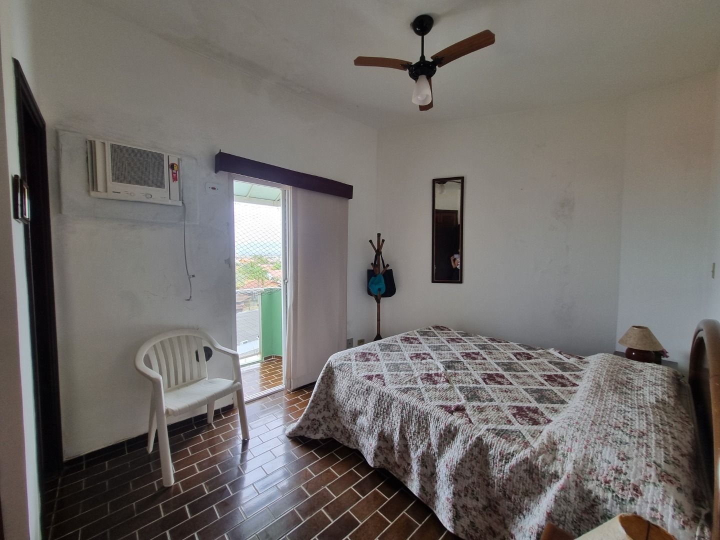 Cobertura na Estância Balneária Belmira Nova em Peruíbe com vista para o mar, sacada ampla, três dormitórios e localização a 200 metros da praia.