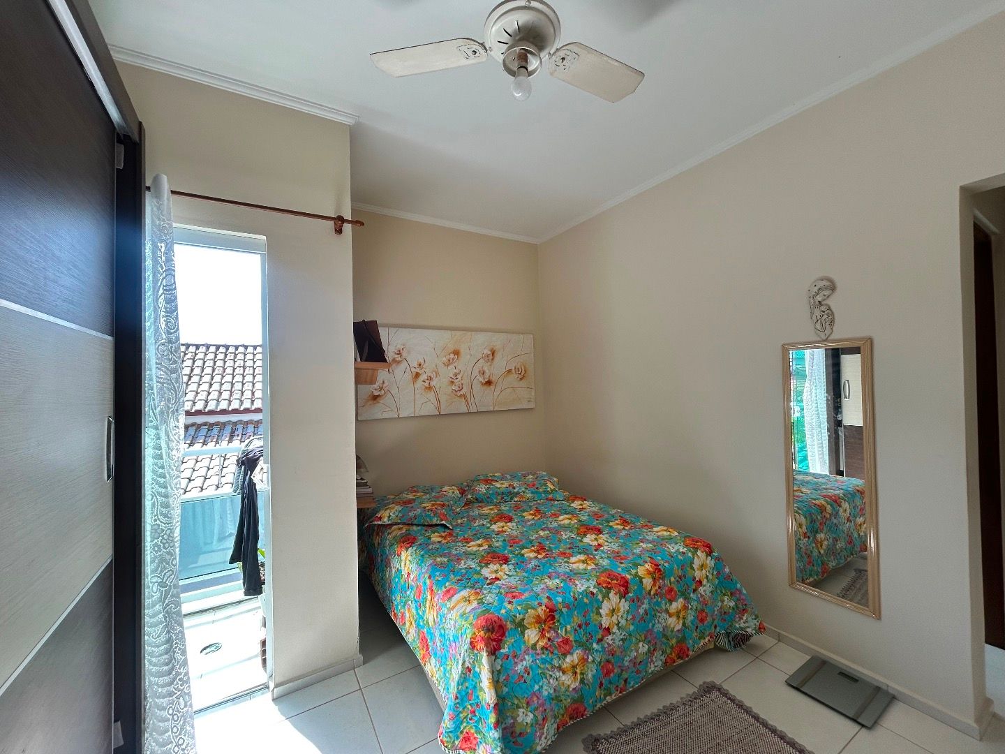 Apartamento na Balneário Stella Maris com 98 m², suíte, varanda, condomínio com piscina e a 500 metros da praia.