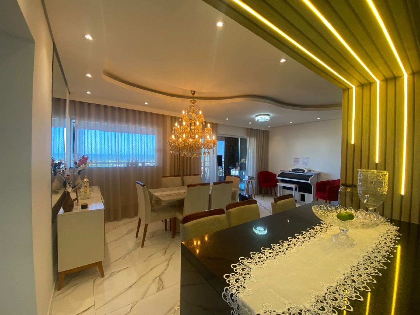 Apartamento no Centro de Peruíbe com 144 m², 3 dormitórios, varanda gourmet com vista para o mar e alto padrão.