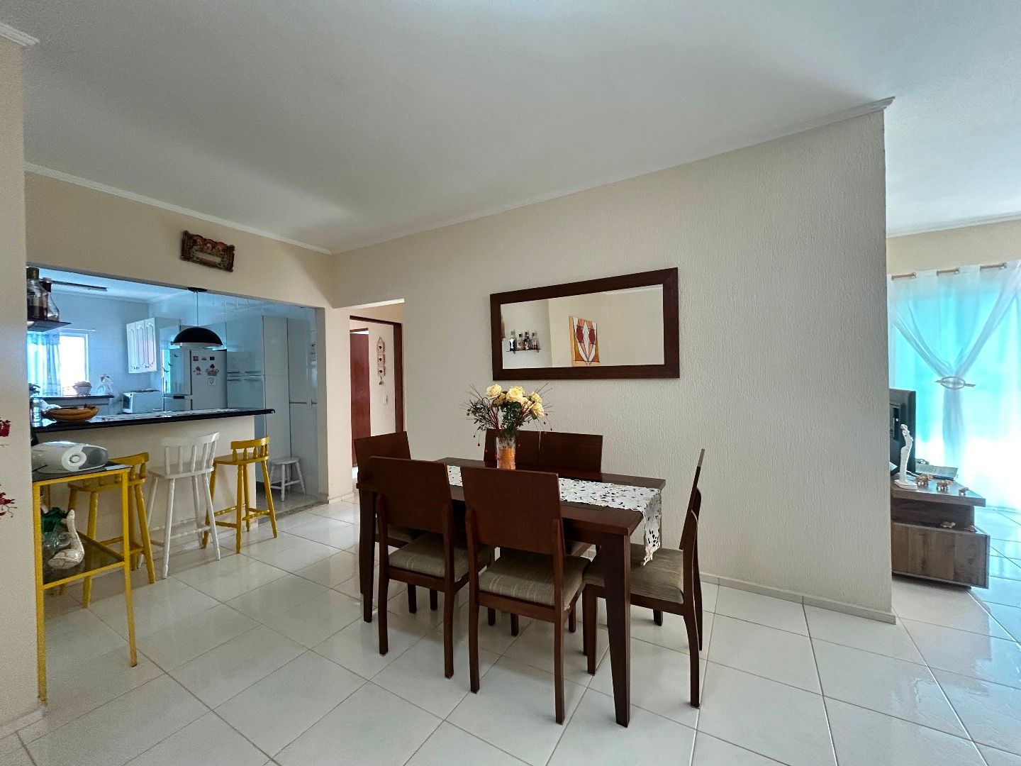 Apartamento na Balneário Stella Maris com 98 m², suíte, varanda, condomínio com piscina e a 500 metros da praia.