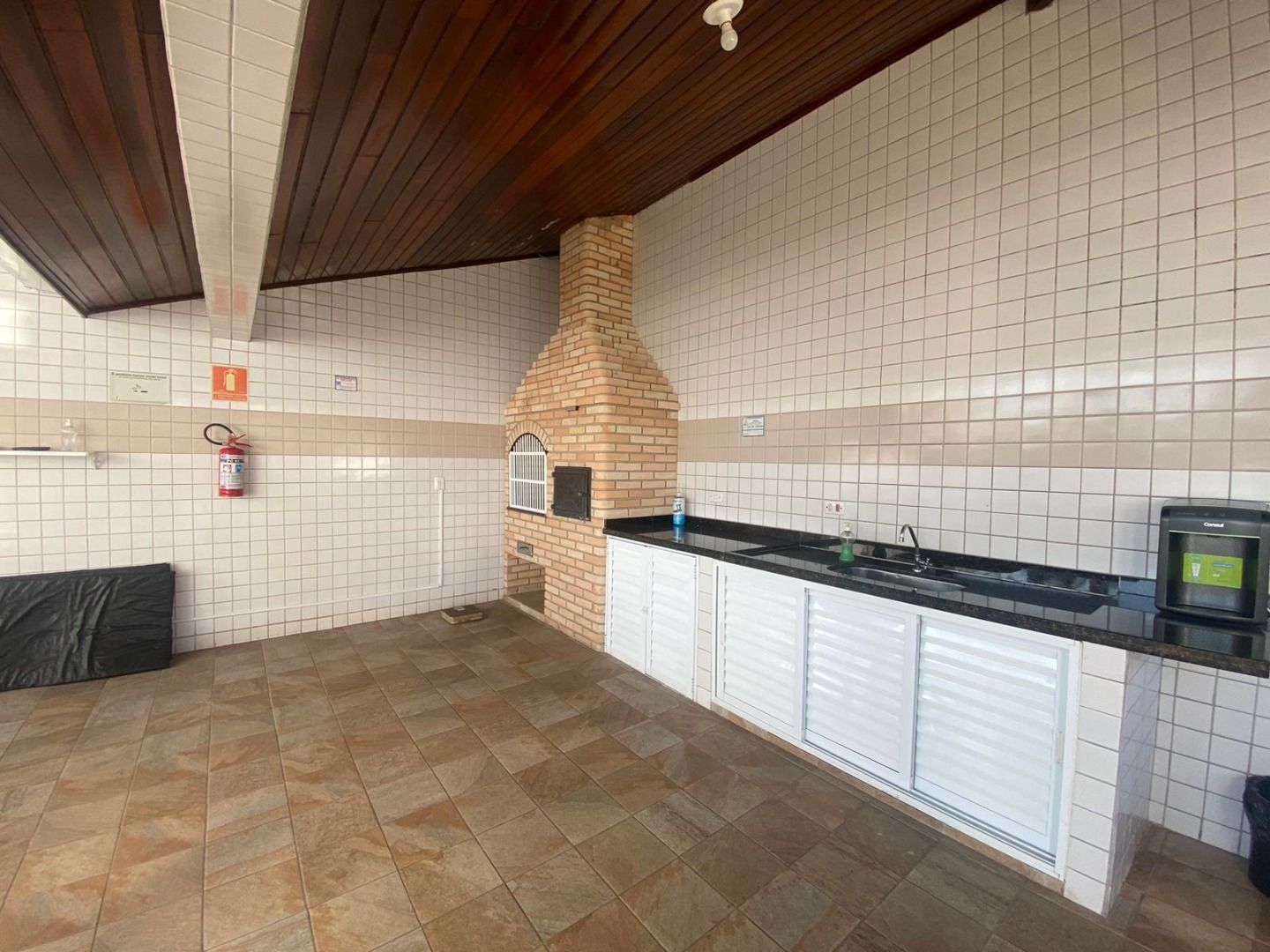 Apartamento no Centro de Peruíbe com 144 m², 3 dormitórios, varanda gourmet com vista para o mar e alto padrão.