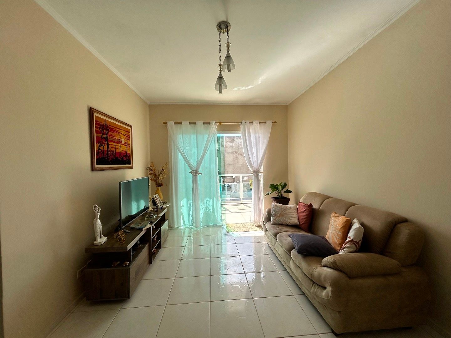 Apartamento na Balneário Stella Maris com 98 m², suíte, varanda, condomínio com piscina e a 500 metros da praia.