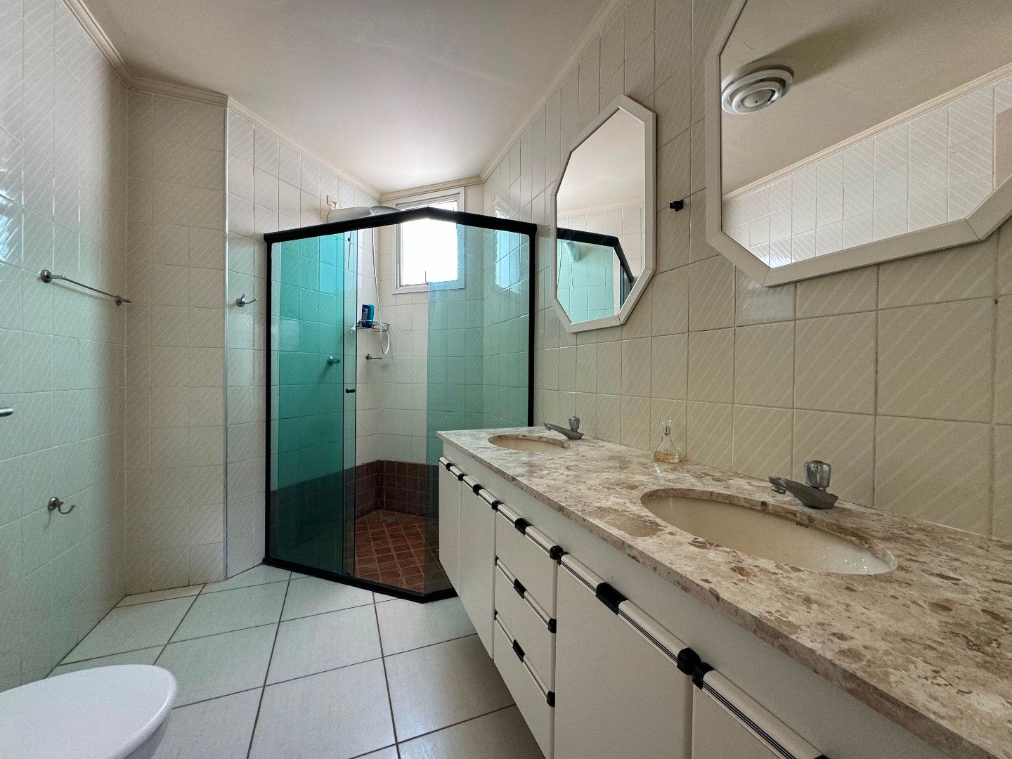 Cobertura no Balneário São João Batista, em Peruíbe, com 3 dormitórios, piscina privativa, sacada com vista para o mar e duas vagas de garagem.