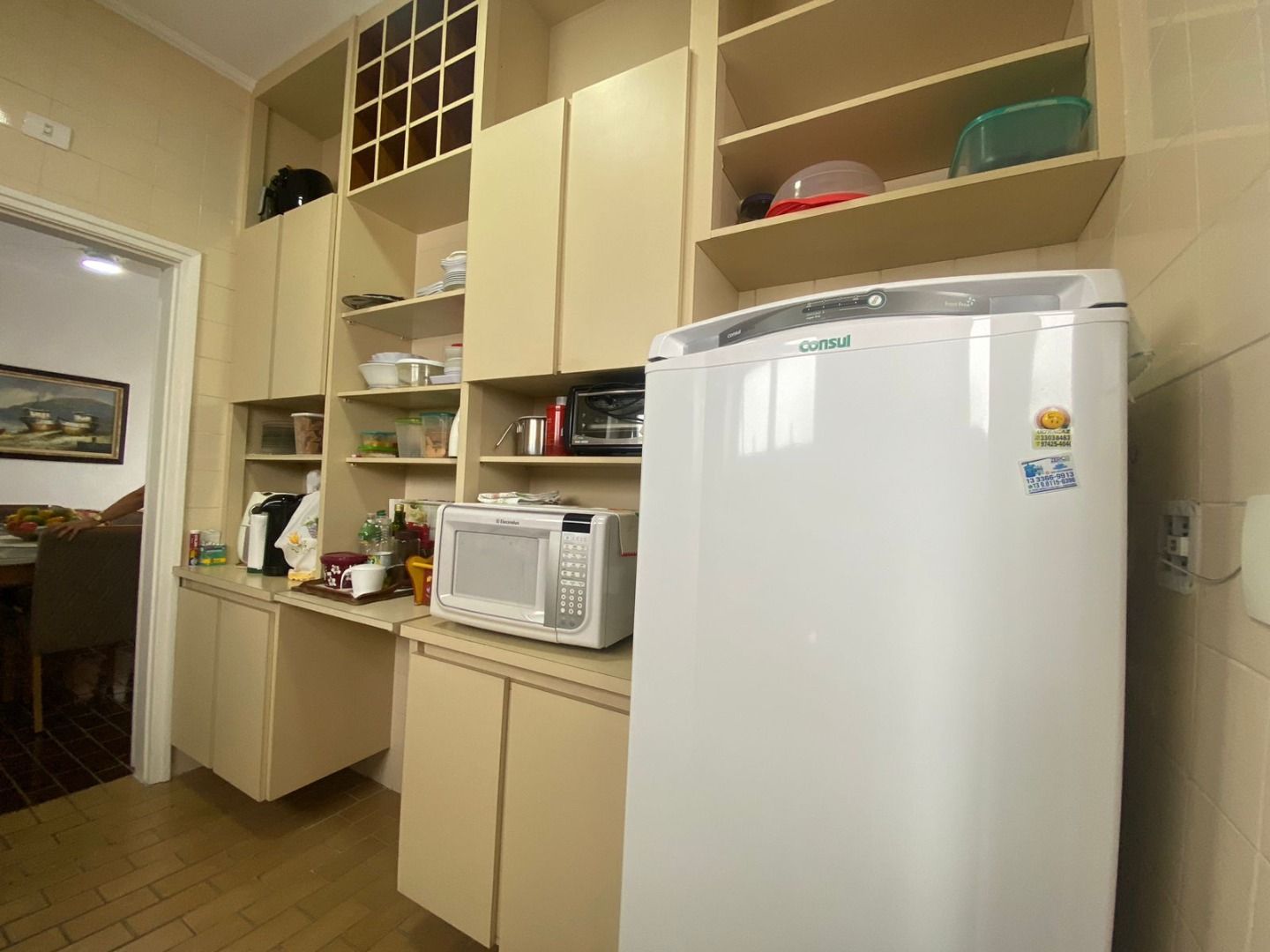 Apartamento na Estância Balneária Belmira Nova em Peruíbe com 3 dormitórios, sacada, vista para o mar e localização a 200 metros da praia.