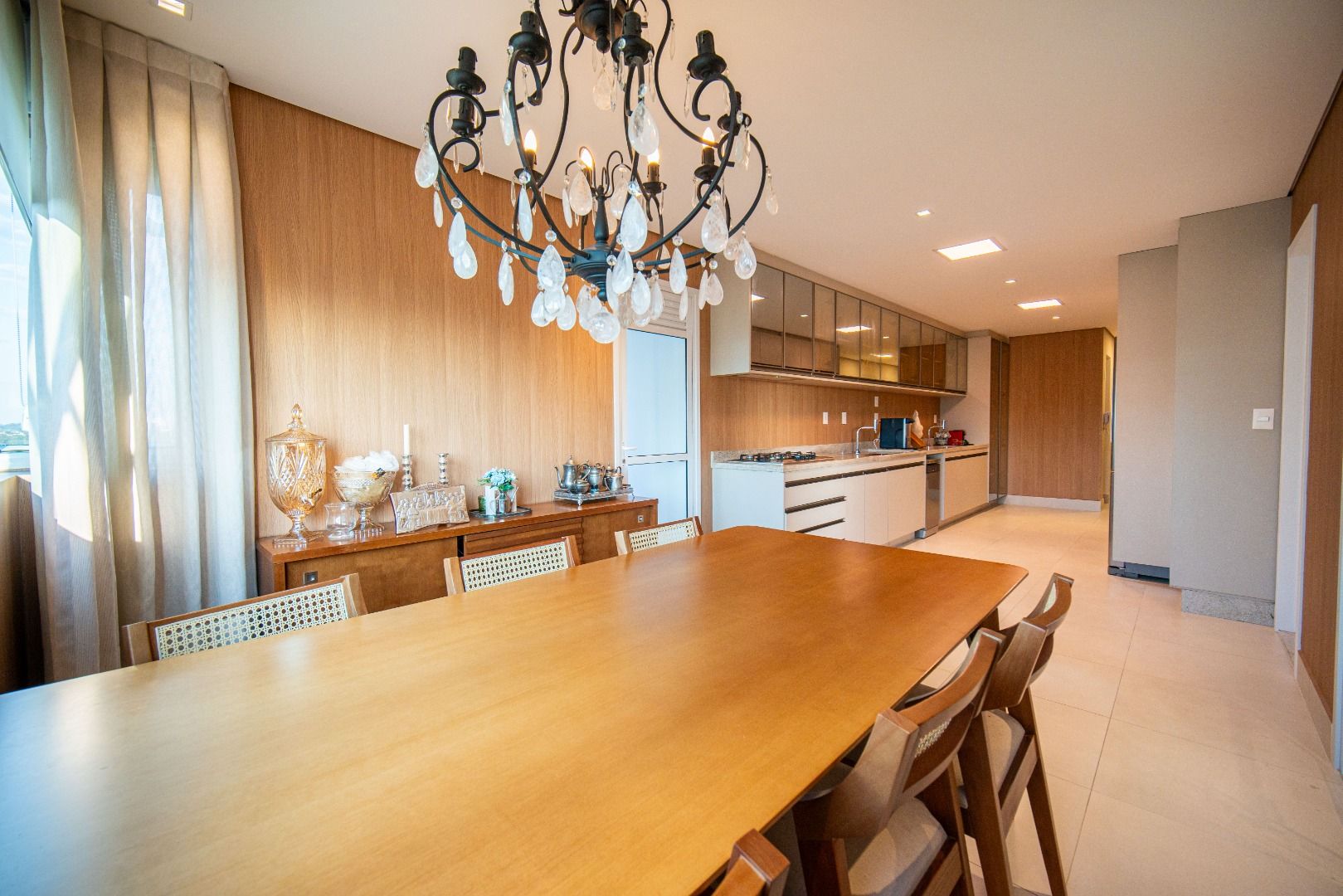 Apartamento em Alphaville Centro de Apoio I, Barueri, com 336 m², 5 suítes, piscina privativa, espaço gourmet, mobiliado e vista para o lago.