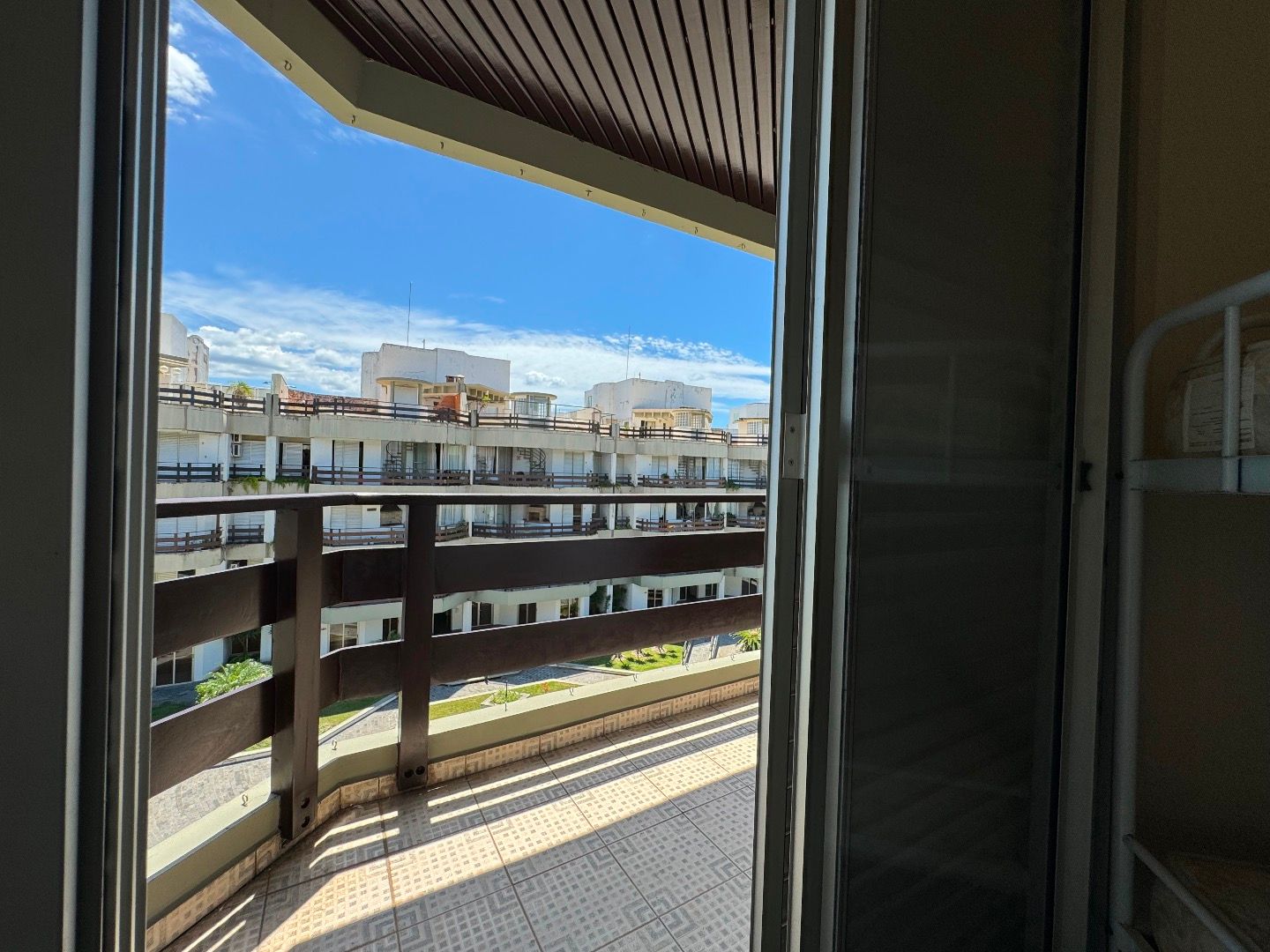 Cobertura no Balneário São João Batista, em Peruíbe, com 3 dormitórios, piscina privativa, sacada com vista para o mar e duas vagas de garagem.